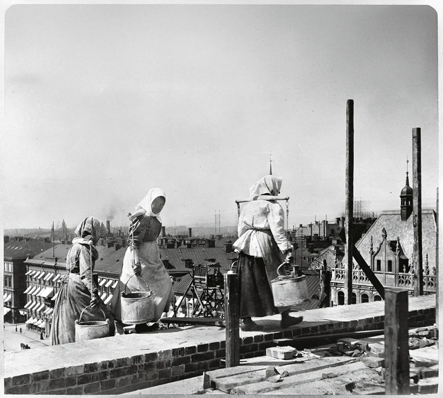 Mursmäckorna var kvinnliga arbetare som bar murbruket upp till muraren. Ett hårt och dåligt avlönat arbete.