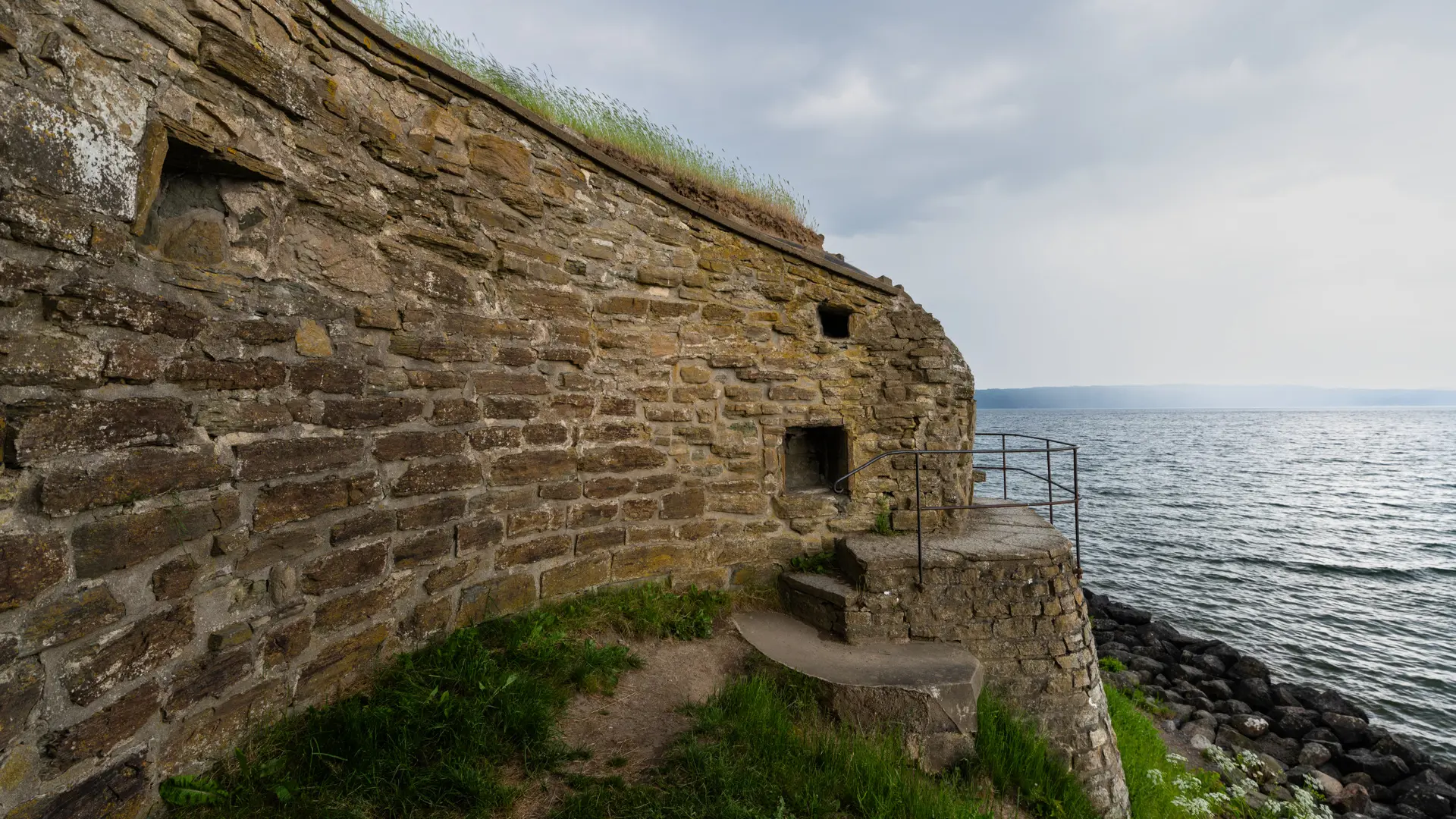 Näs slottsruin med Vättern i bakgrunden.