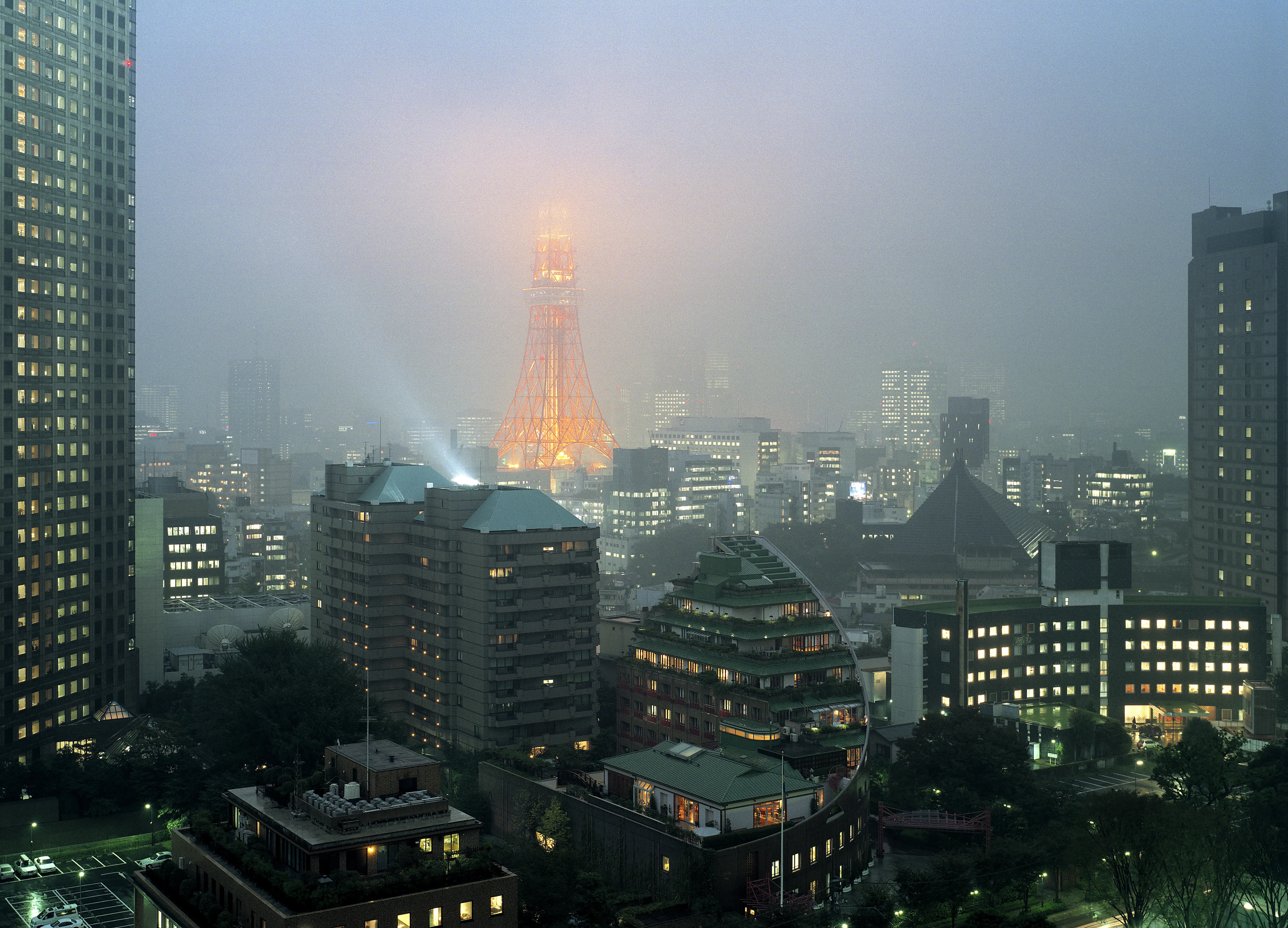 Ambassaden i Tokyo. I natten ger byggnaden nästan intryck av ett bebyggt litet berg bland skyskraporna och det starkt upplysta Tokyo Tower
