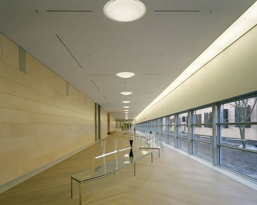 Interiör, Moderna museet på Skeppsholmen. Gången utanför utställnings-rummen. Golvet och inner-väggen är av trä, nedre halvan av ytterväggen består av fönster.