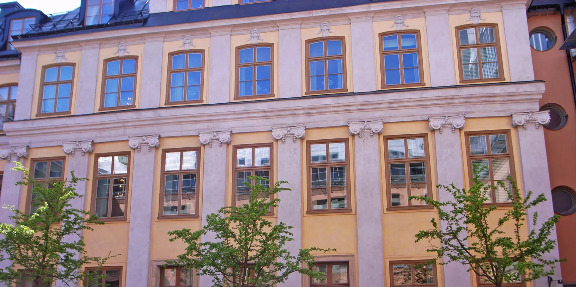 Adelcrantzska palatset med en fasad i gult och grått.