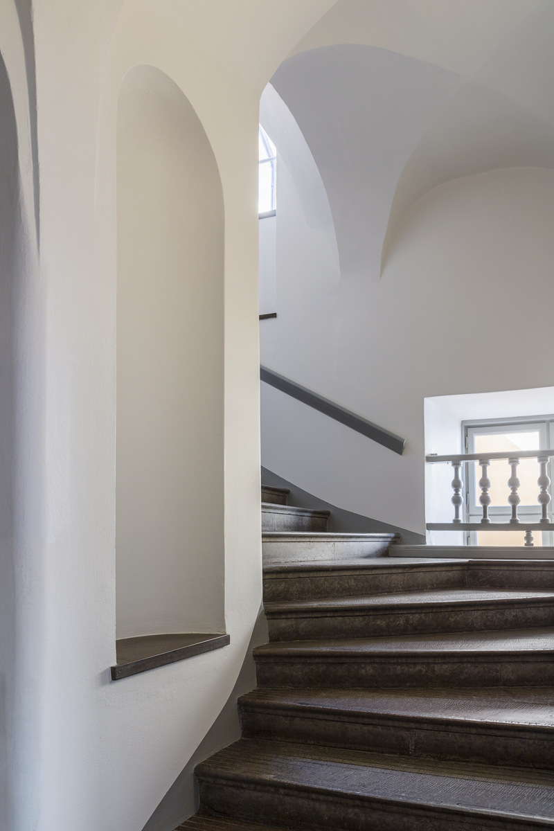 Äldre trapphus med svängd trappa i sten