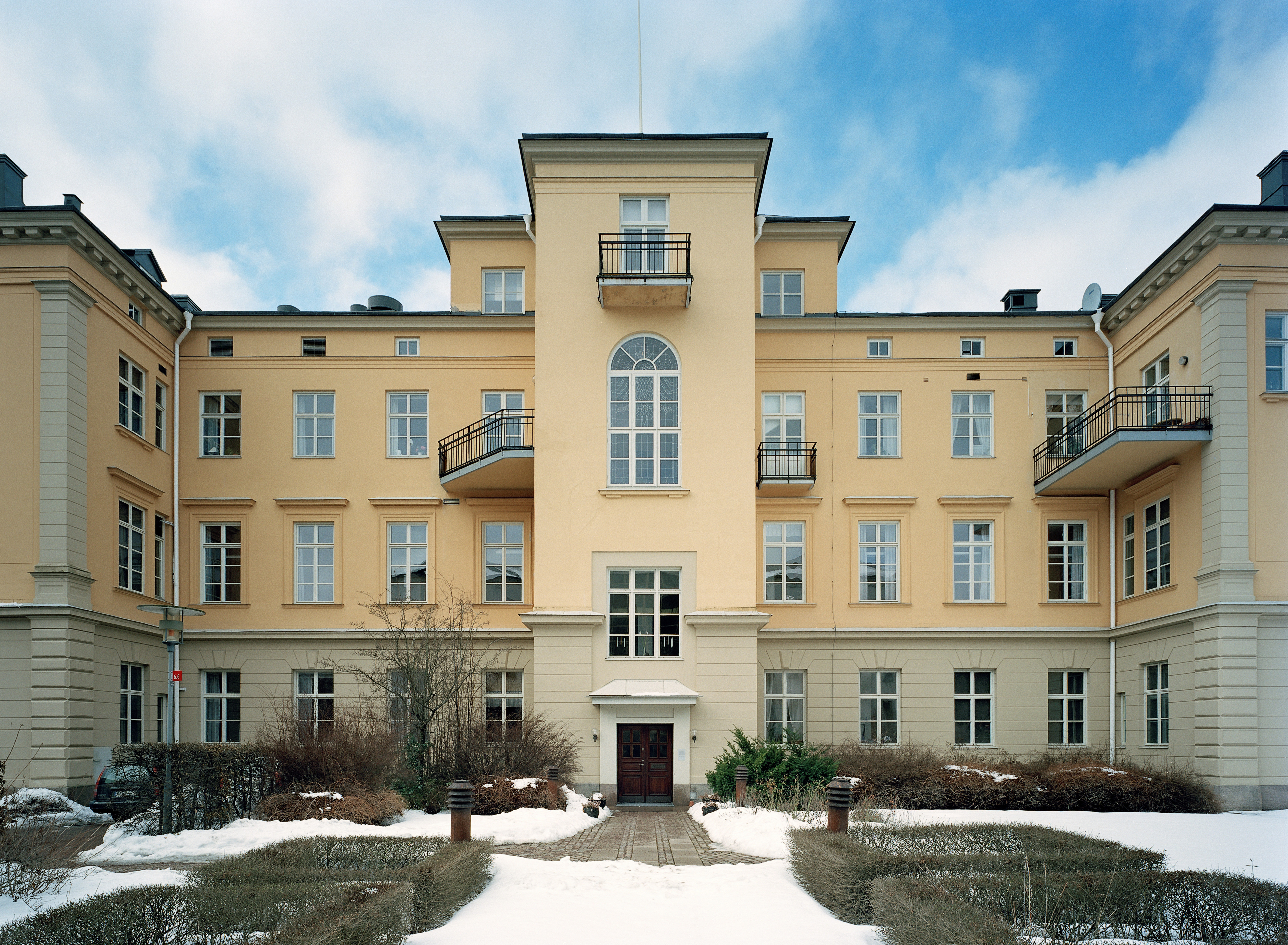 Karlstads residens. Gulputsad klassicistisk byggnad i tre våningar, med ett litet mitt-torn.