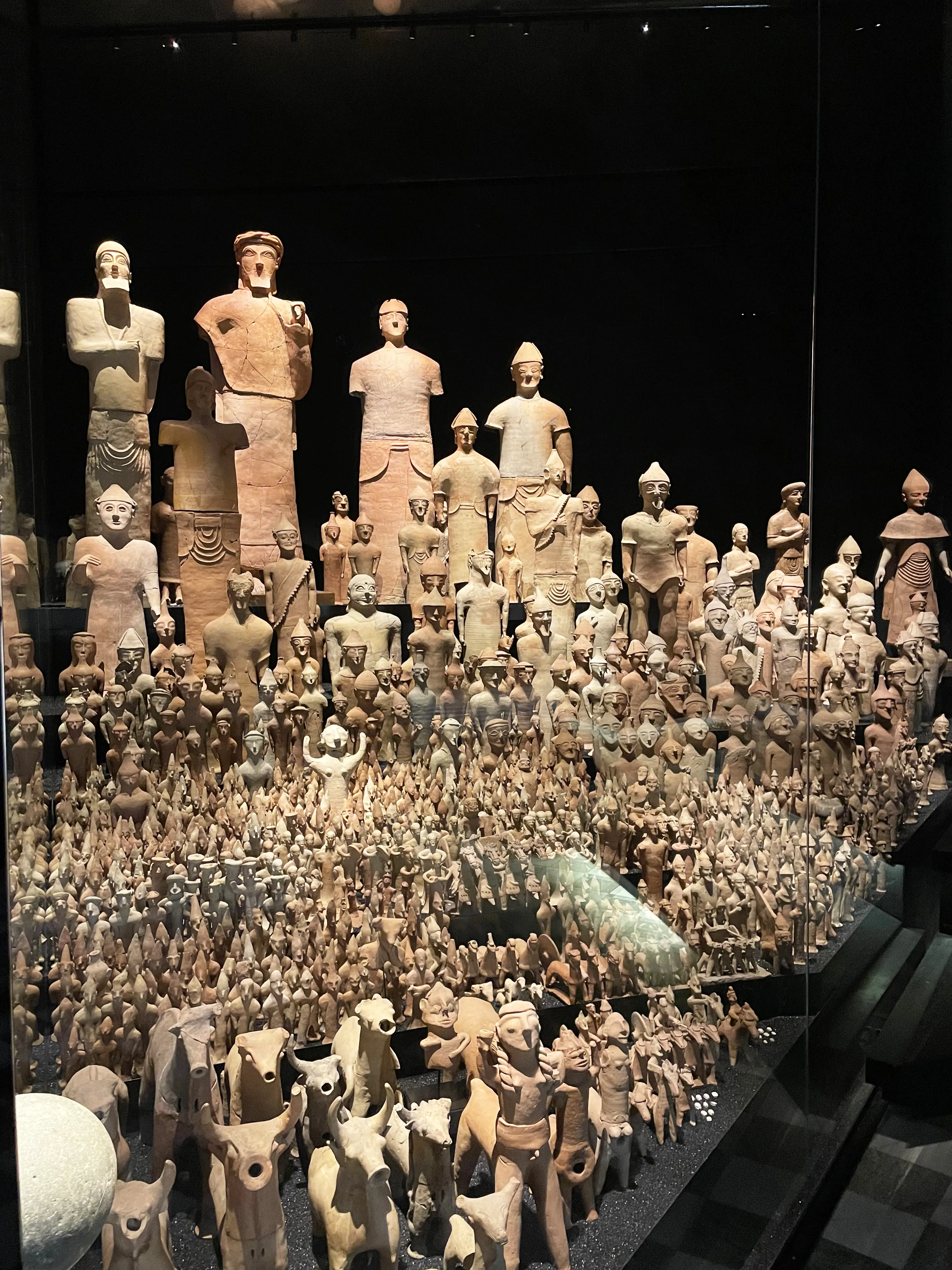 Medelhavsmuseet. Monter med cypriotiska ler-stayetter i olika storlekar, i form av människor och boskap.