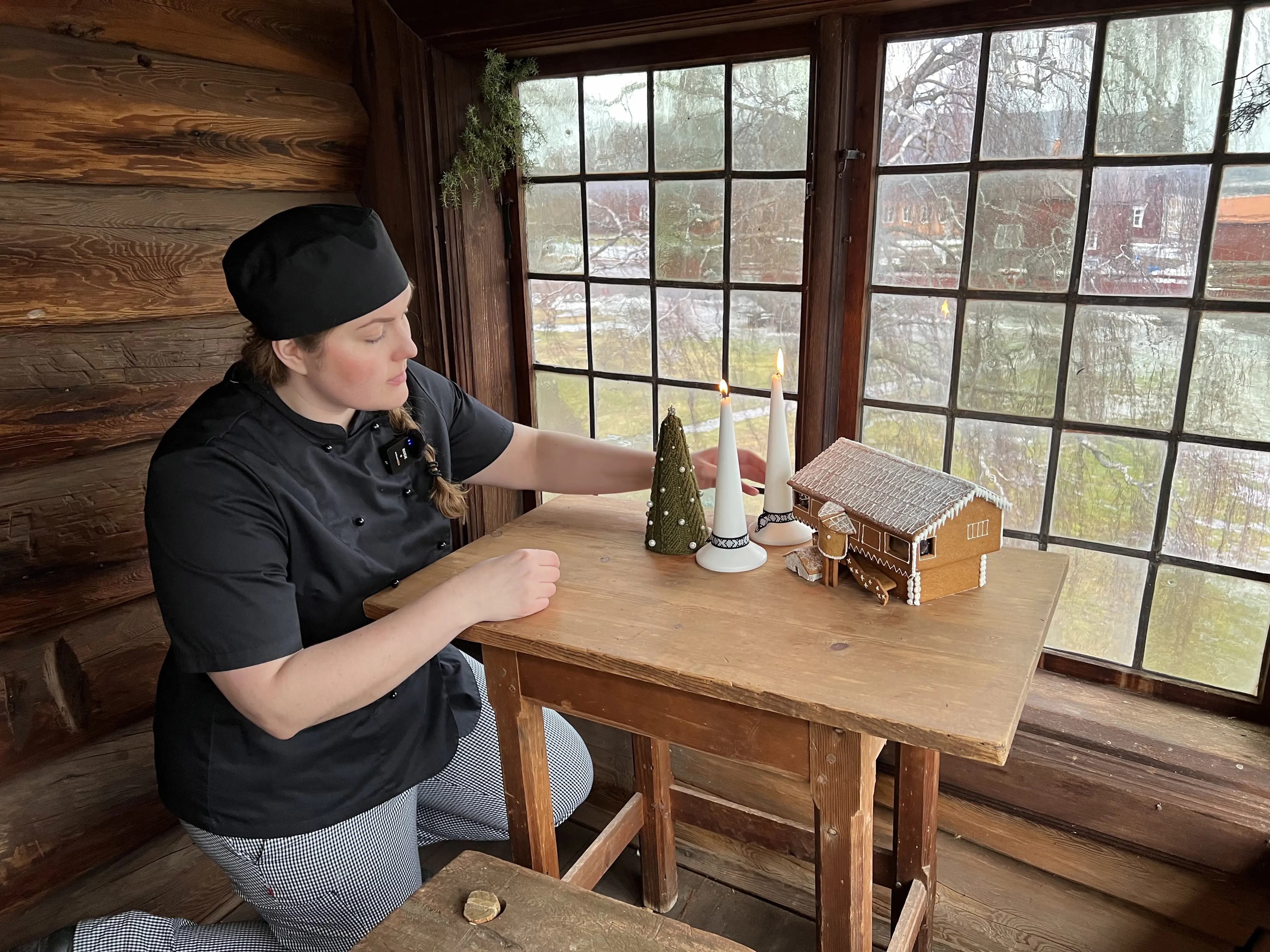 Konditor Livia Thors i Ornässtugan med Ornässtugan som pepparkakshus.