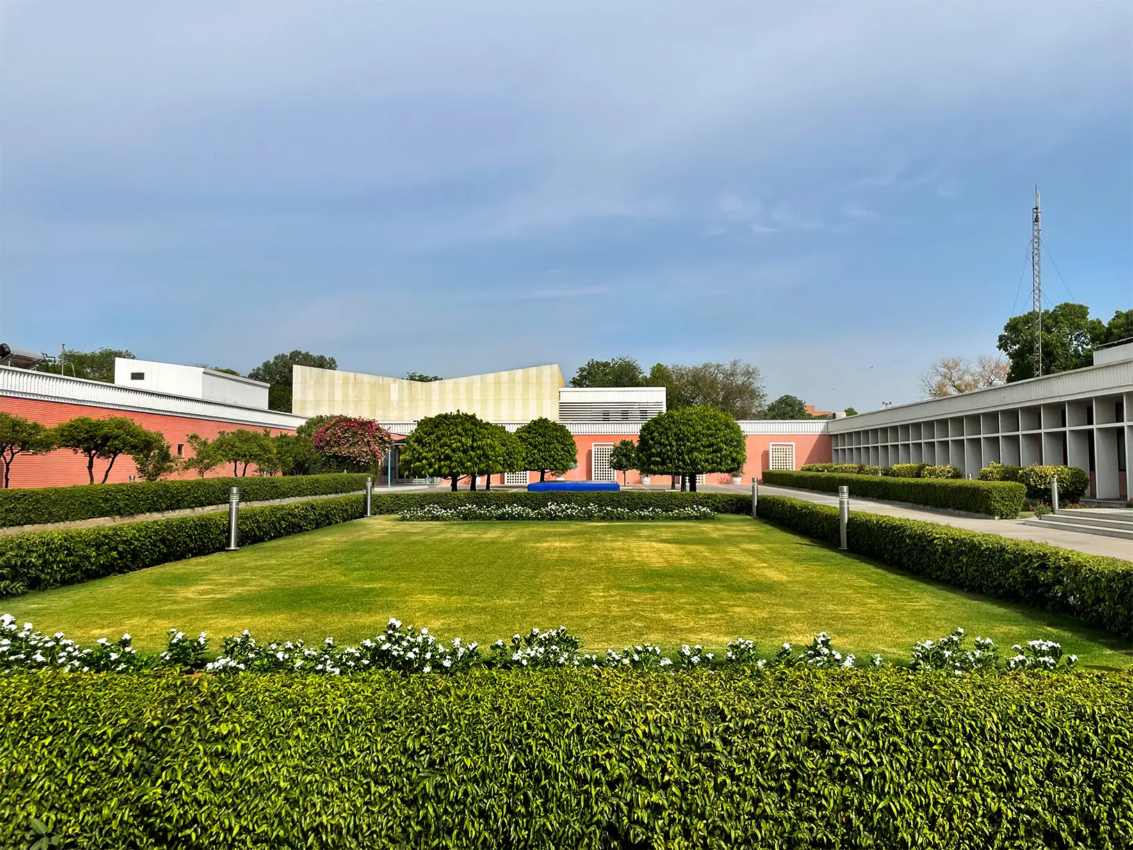 Innergården mellan huskropparna vid den svenska ambassaden i New Delhi