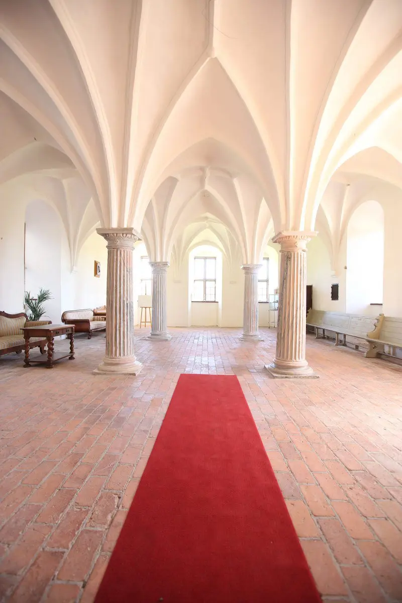 Interiör, Mälsåkers slott. Kyrksal med tegel-golv, pelare och spetsiga valv.
