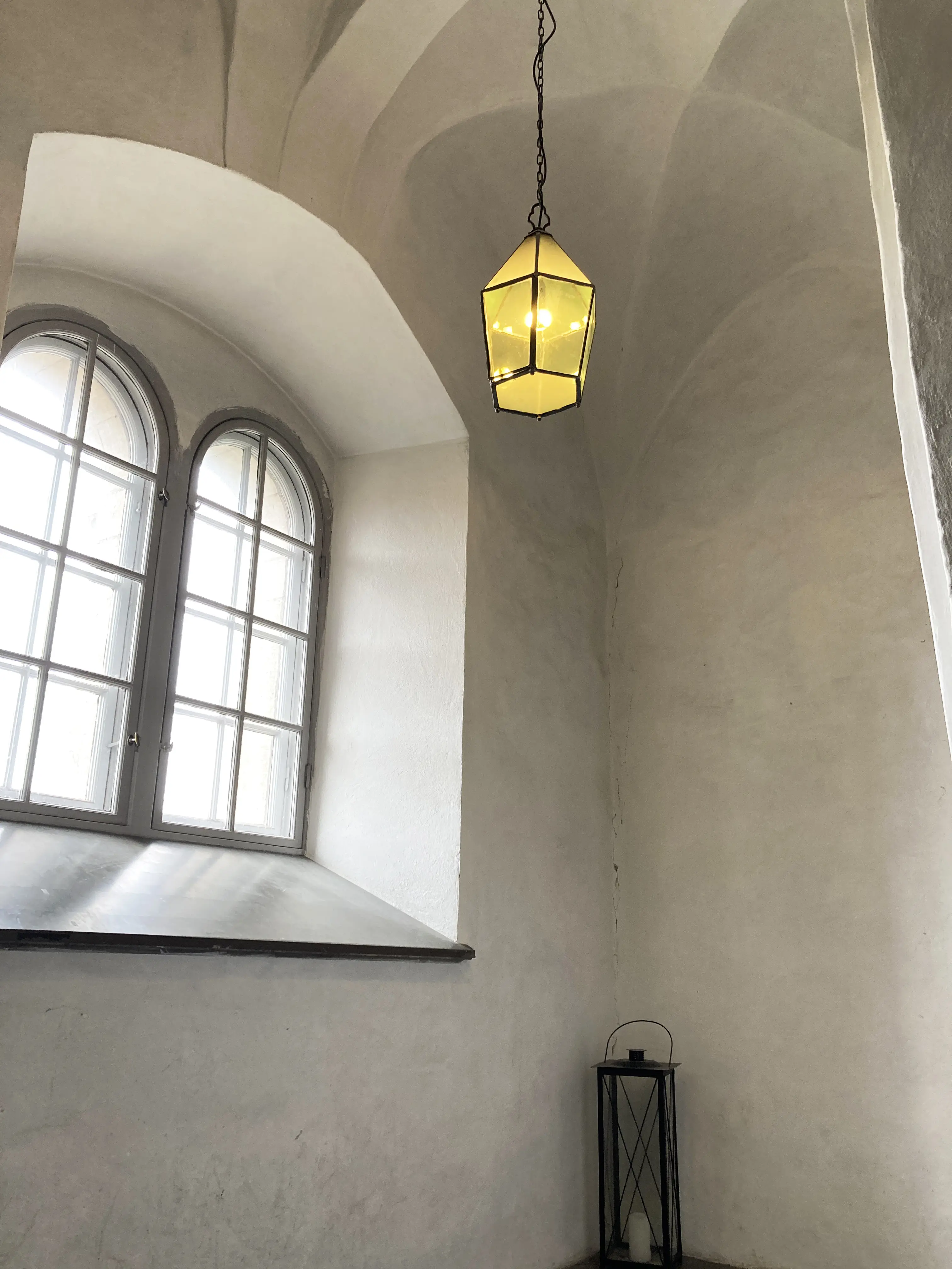 Örebro slott. Trapphus med kryssvalv och rundbågiga fönster.
