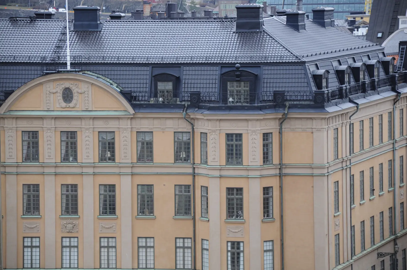 Hovförvaltningens hus fasad i gul puts.