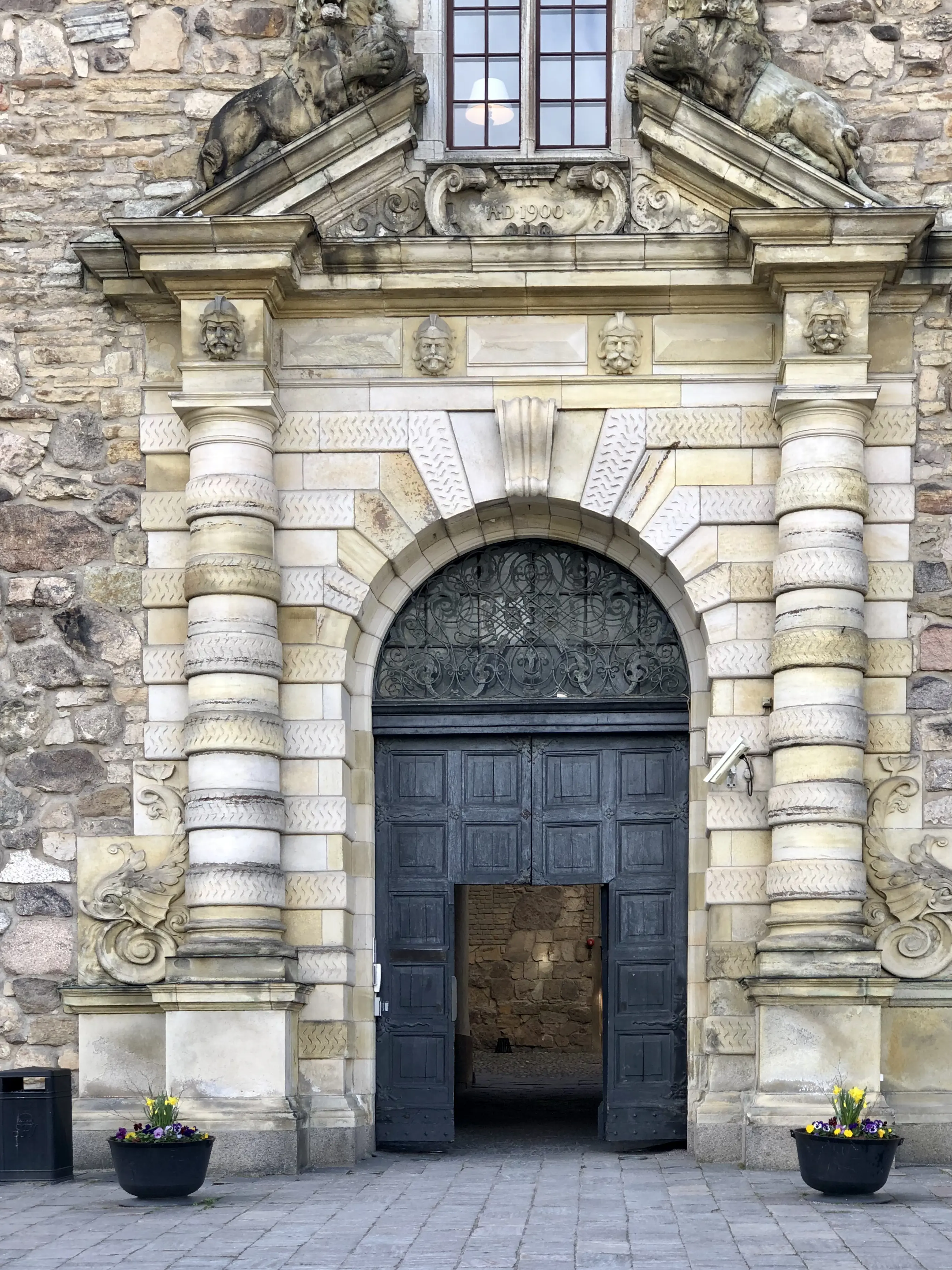 Örebro slott. Pampig stenportal i renässans-stil.