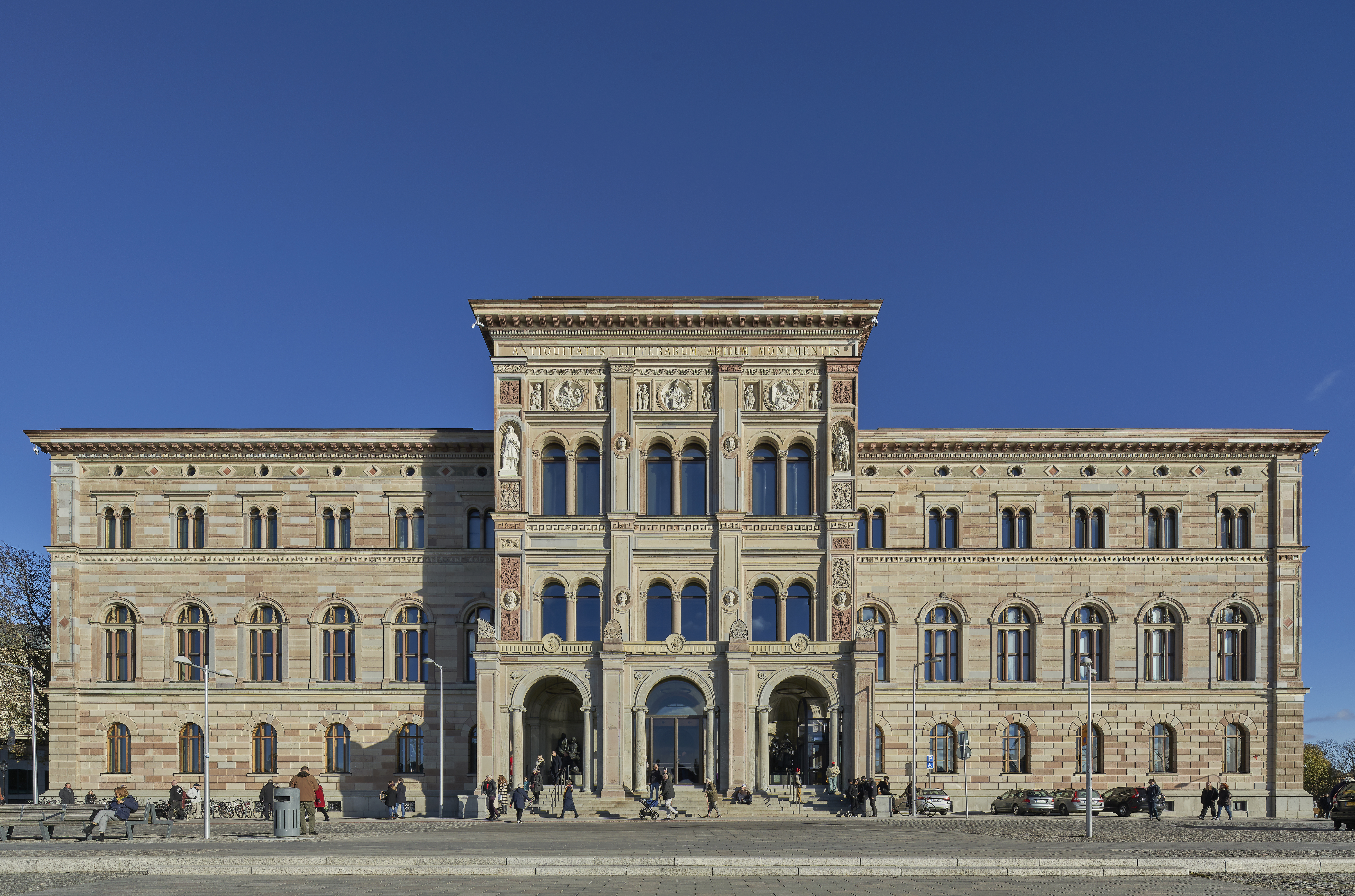 Exteriör Nationalmuseum. Entréfasaden mot Nybroviken.