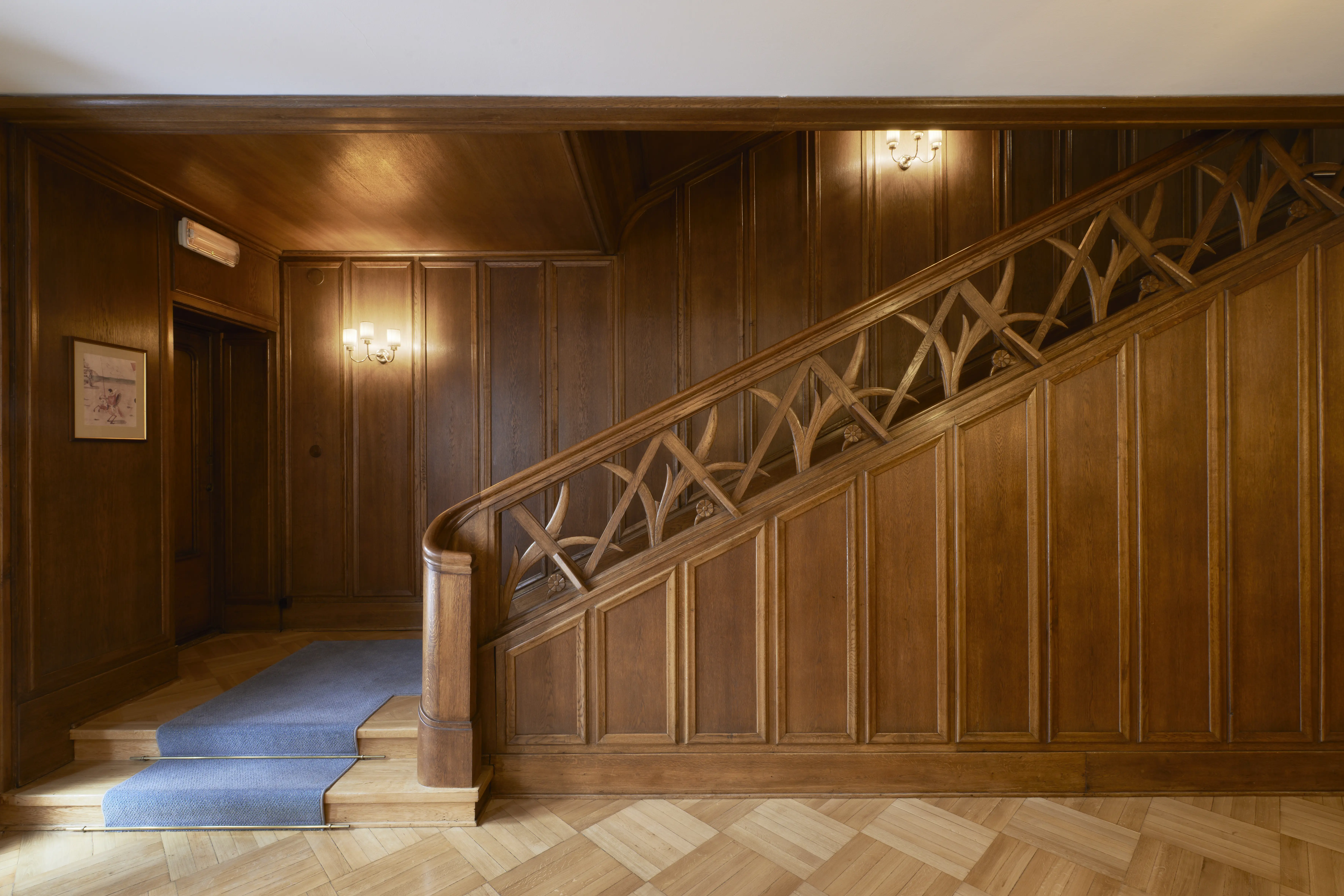 Interiör, ambassaden i Warszawa. Entréhallen är klädd i trä-panel. En trappa med snidat räcke leder till övervåningen.