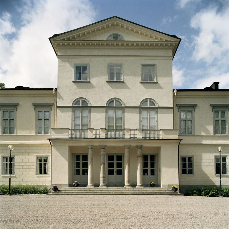 Gustav III:s paviljongs framsida med fyra marmorpelare placerade parvis i entrén. 