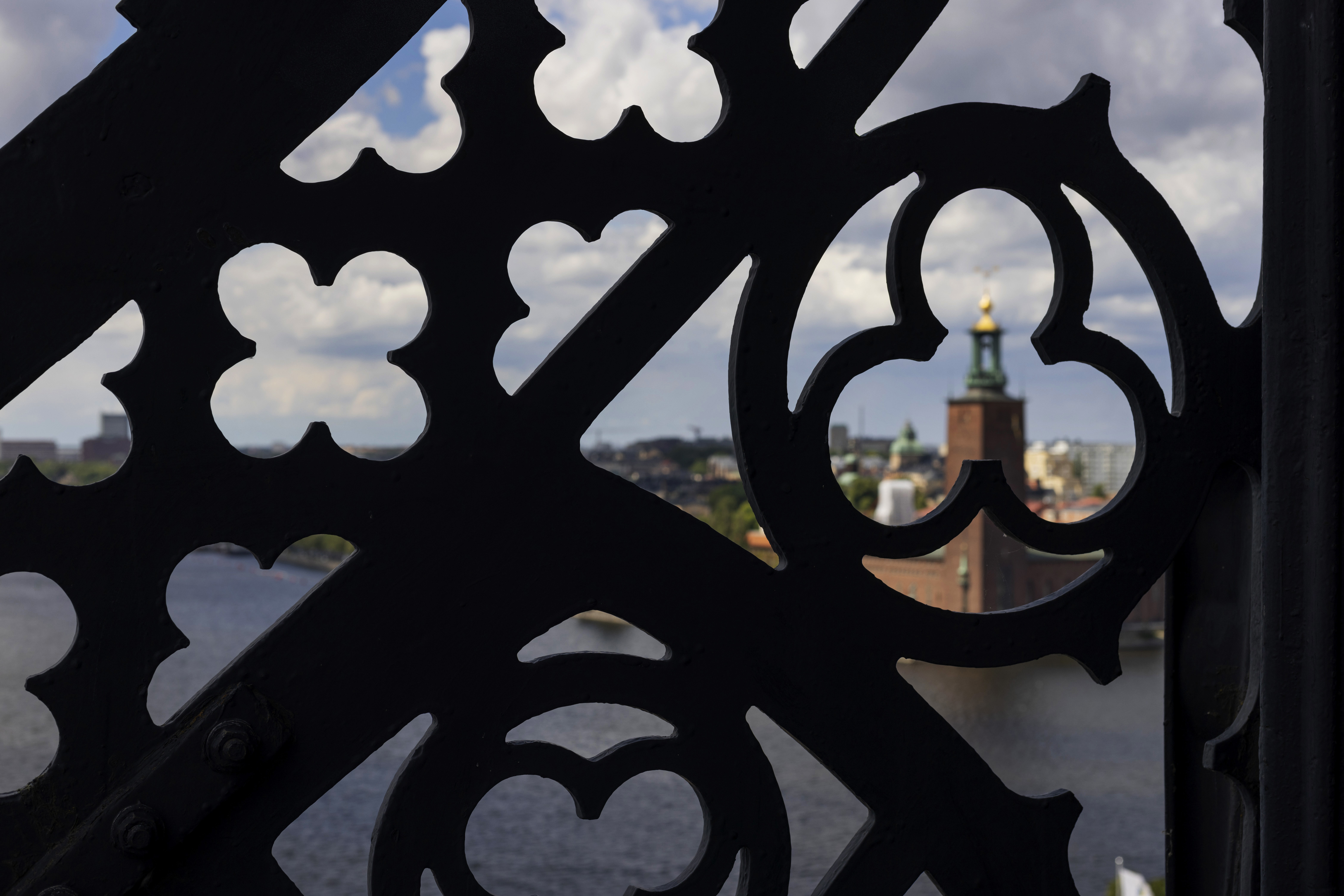 Stadshuset sett genom Riddarholmskyrkans tornspira.