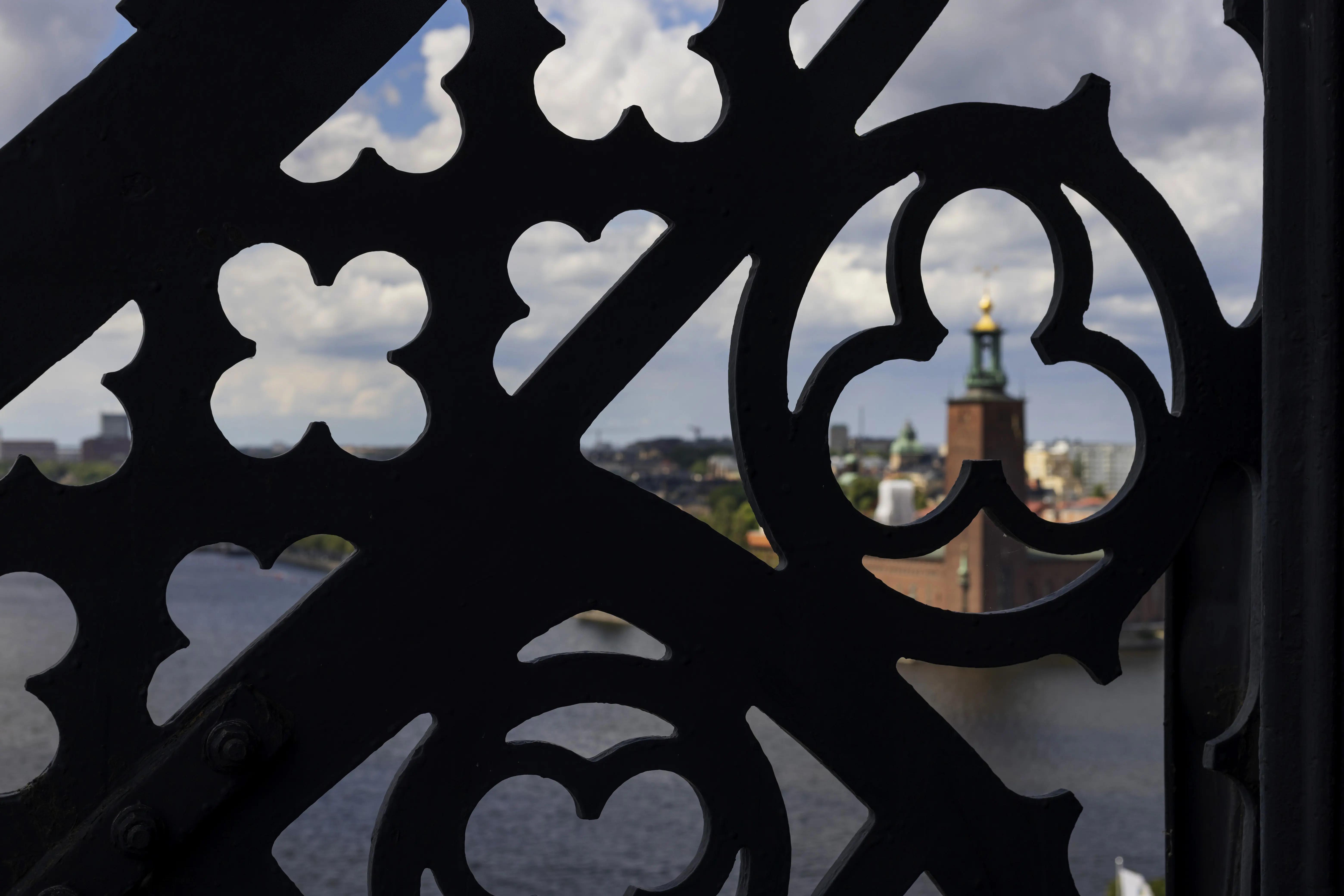 Stadshuset sett genom Riddarholmskyrkans tornspira.