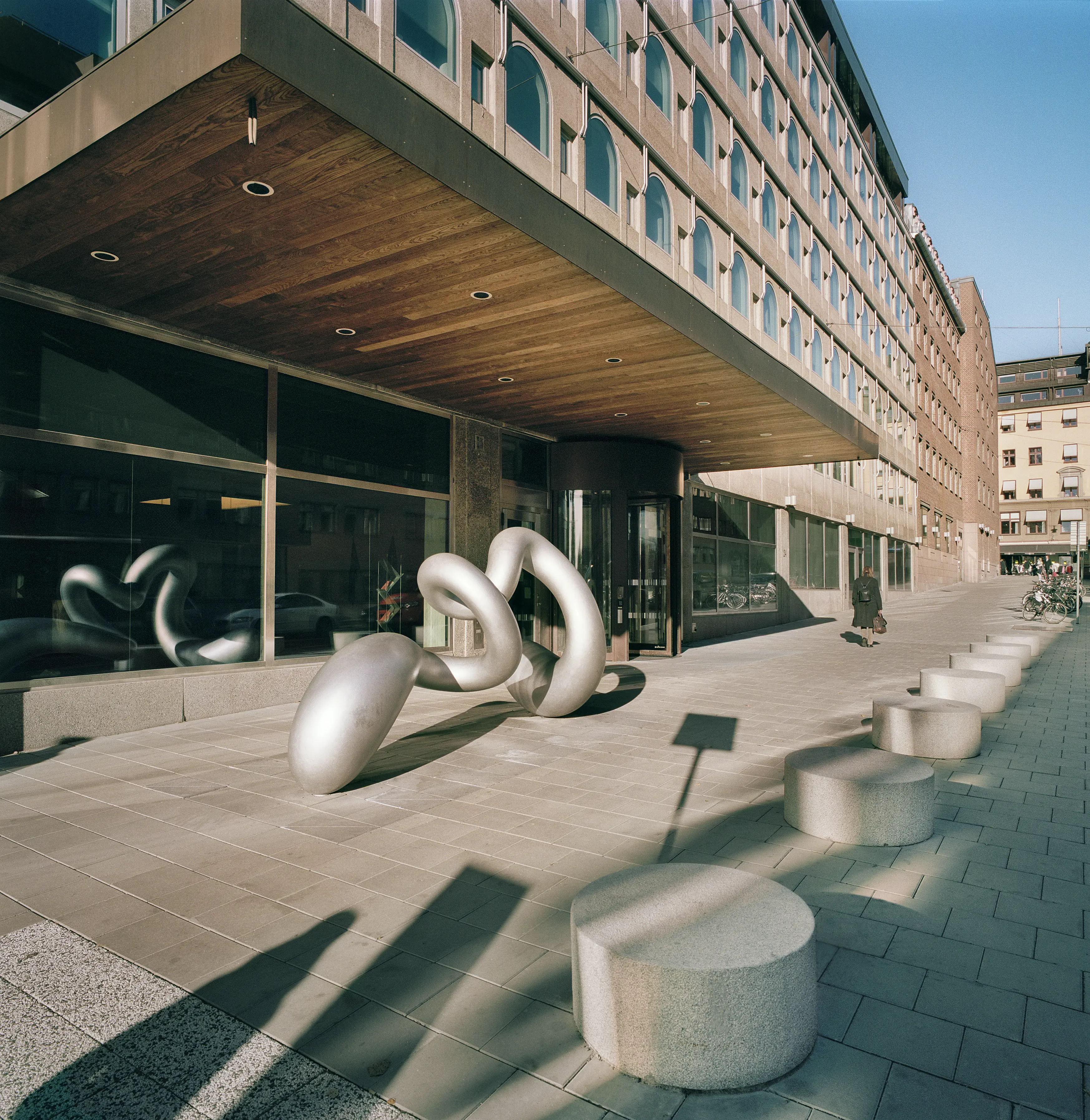 Kvarteret Loen, entré mot Jakobsgatan. Skulpturen "Binär" i aluminium, av Eva Hild, skyddas av ett skärmtak.