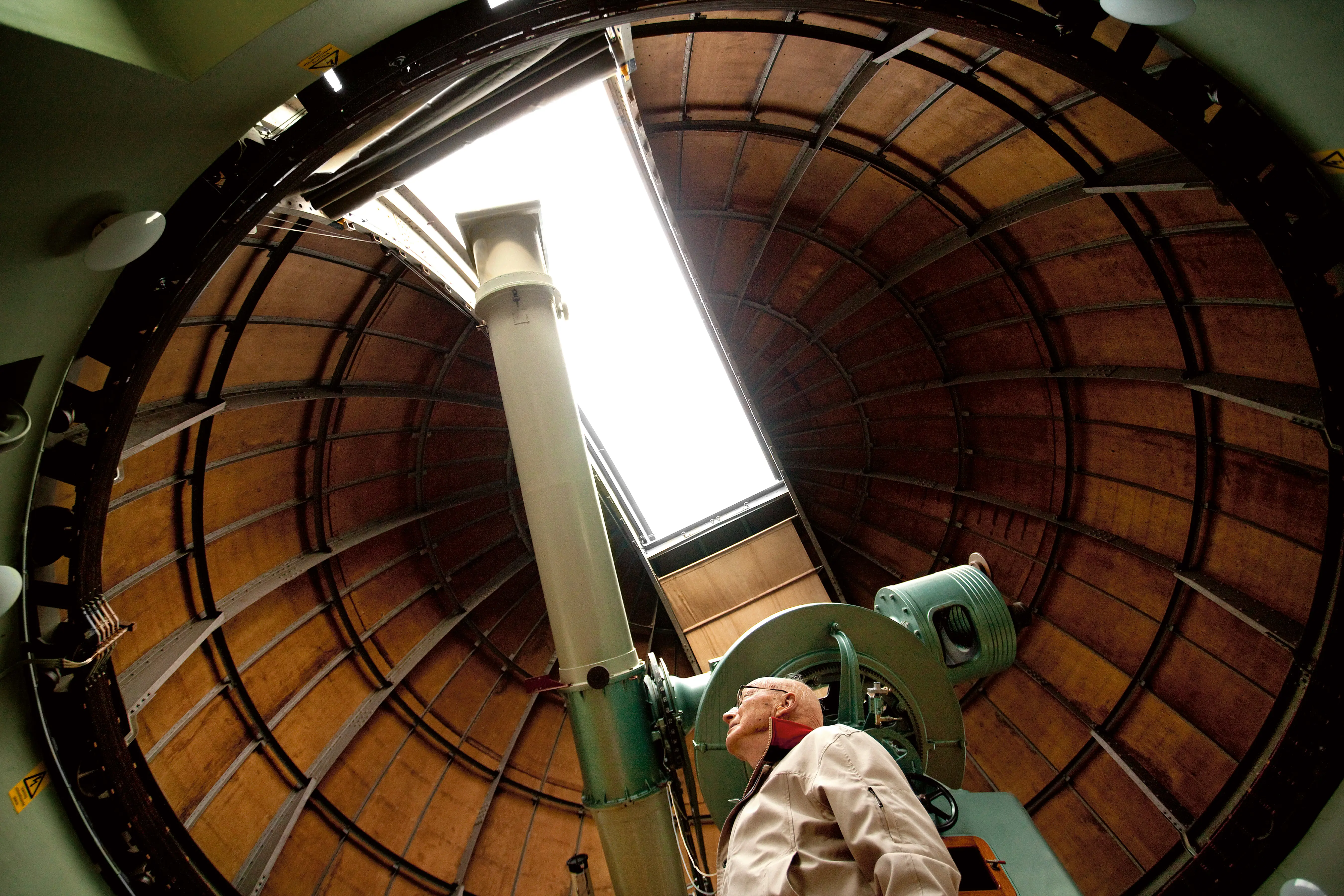 Per Olof Lindblad vid det stora teleskopet i Stockholms observatorium i Saltsjöbaden