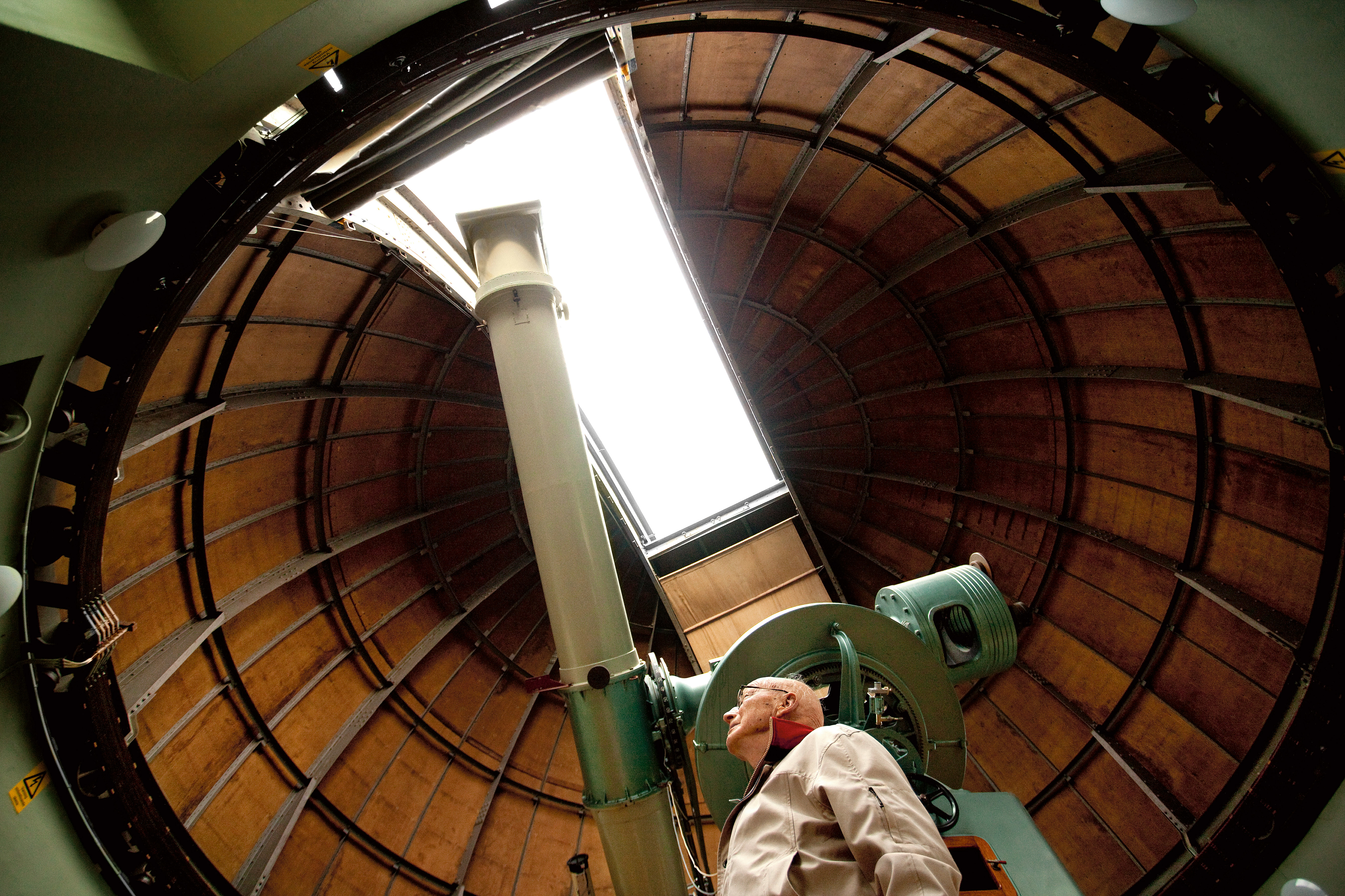 Per Olof Lindblad vid det stora teleskopet i Stockholms observatorium i Saltsjöbaden