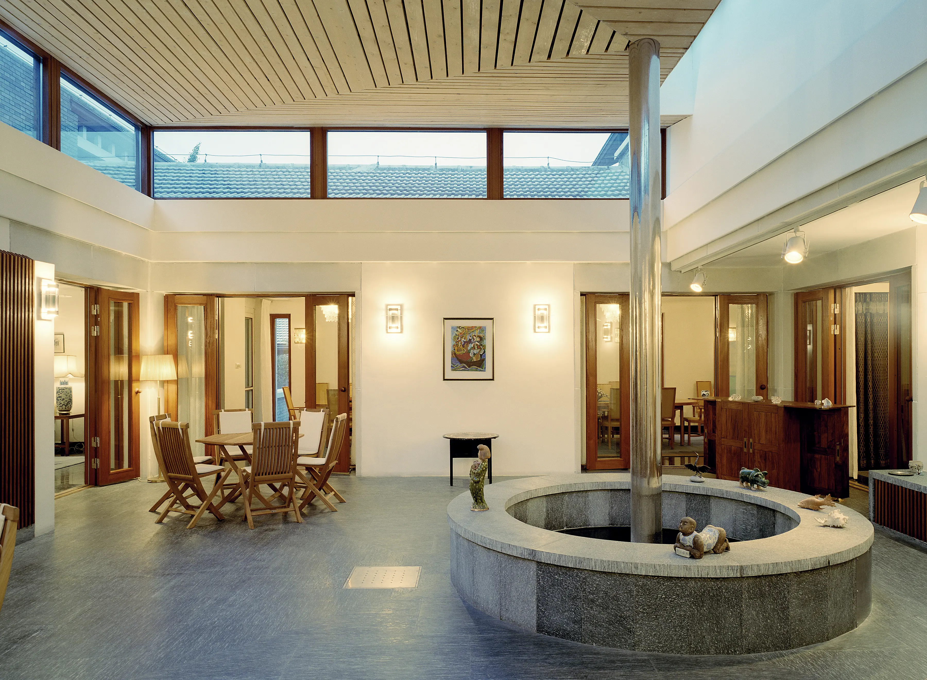 Ambassaden i Peking. Sparsmakad interiör i sten, puts och trä.