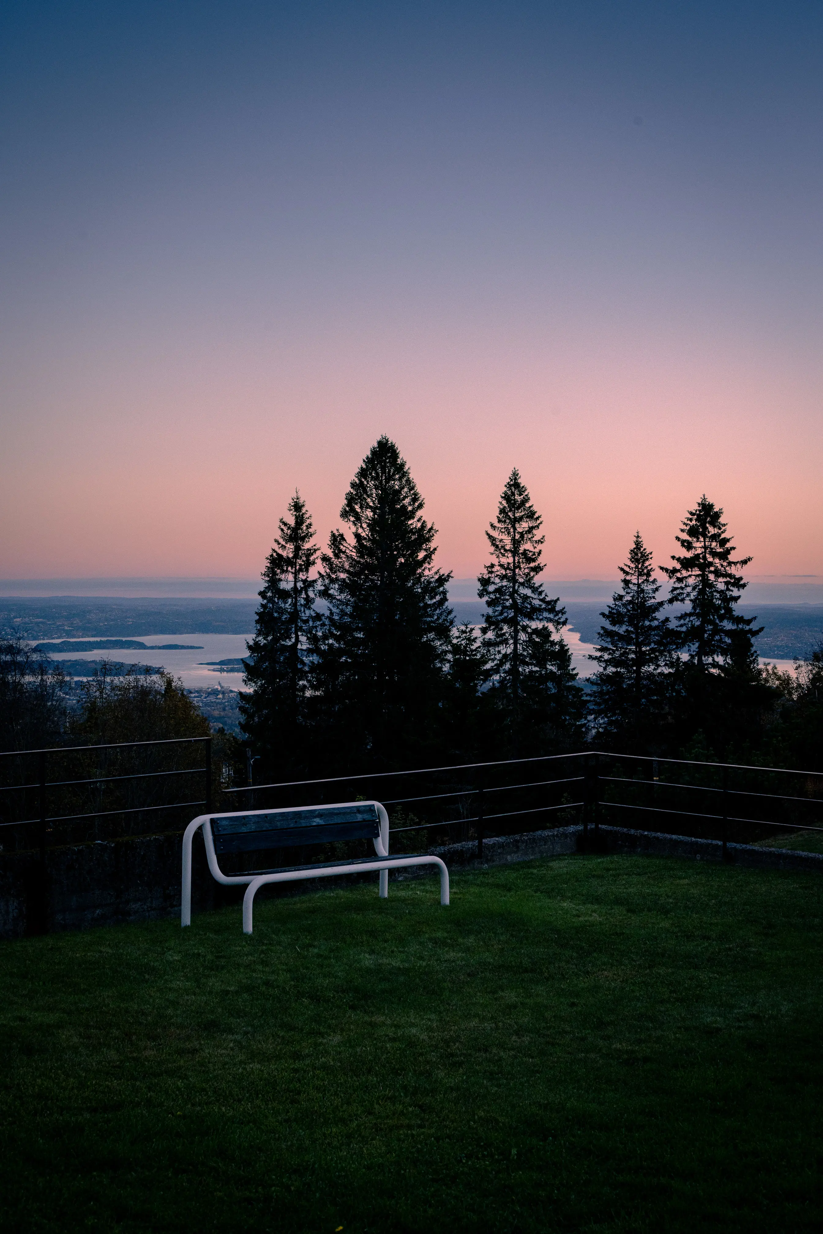 Rosa ljus över nejden.