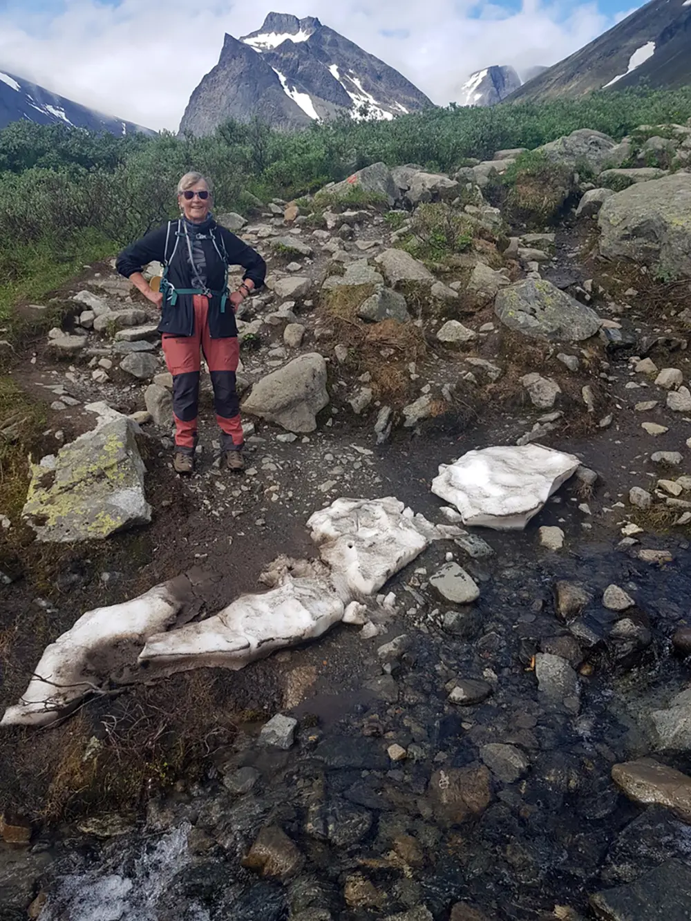 Margareta Kellner-Solli under en paus på väg uppför Kebnekaise.