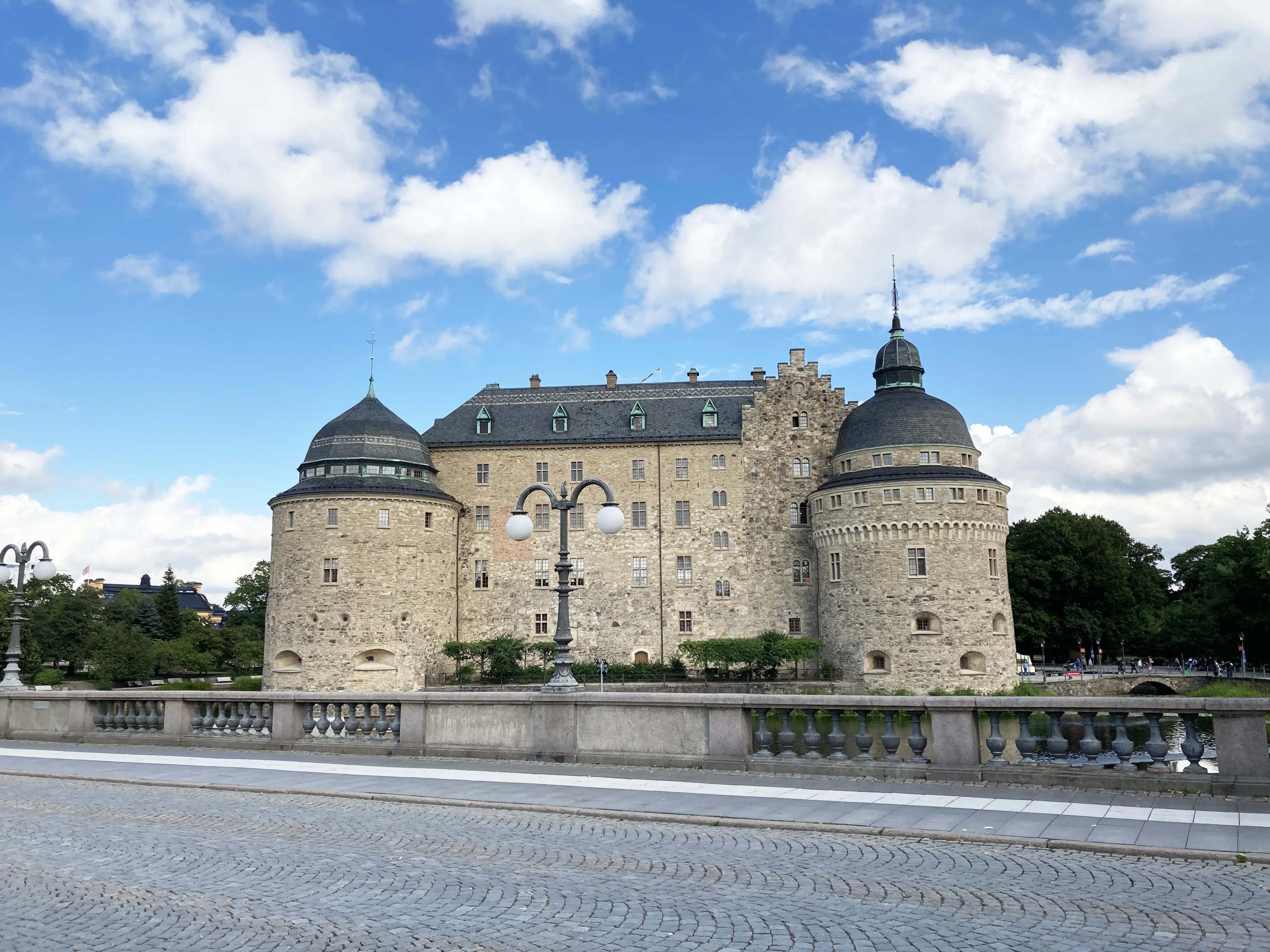 Örebro slott sett från Storgatan.