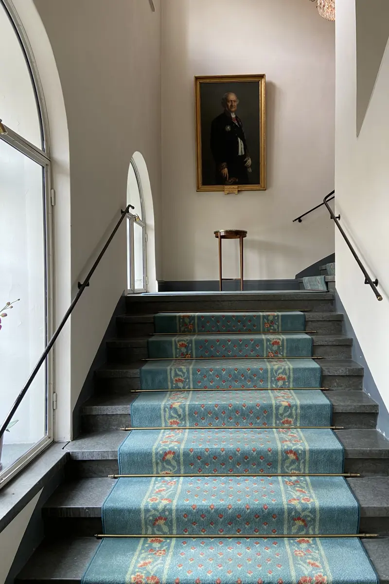 Trappa med blå matta på residenset i Östersund