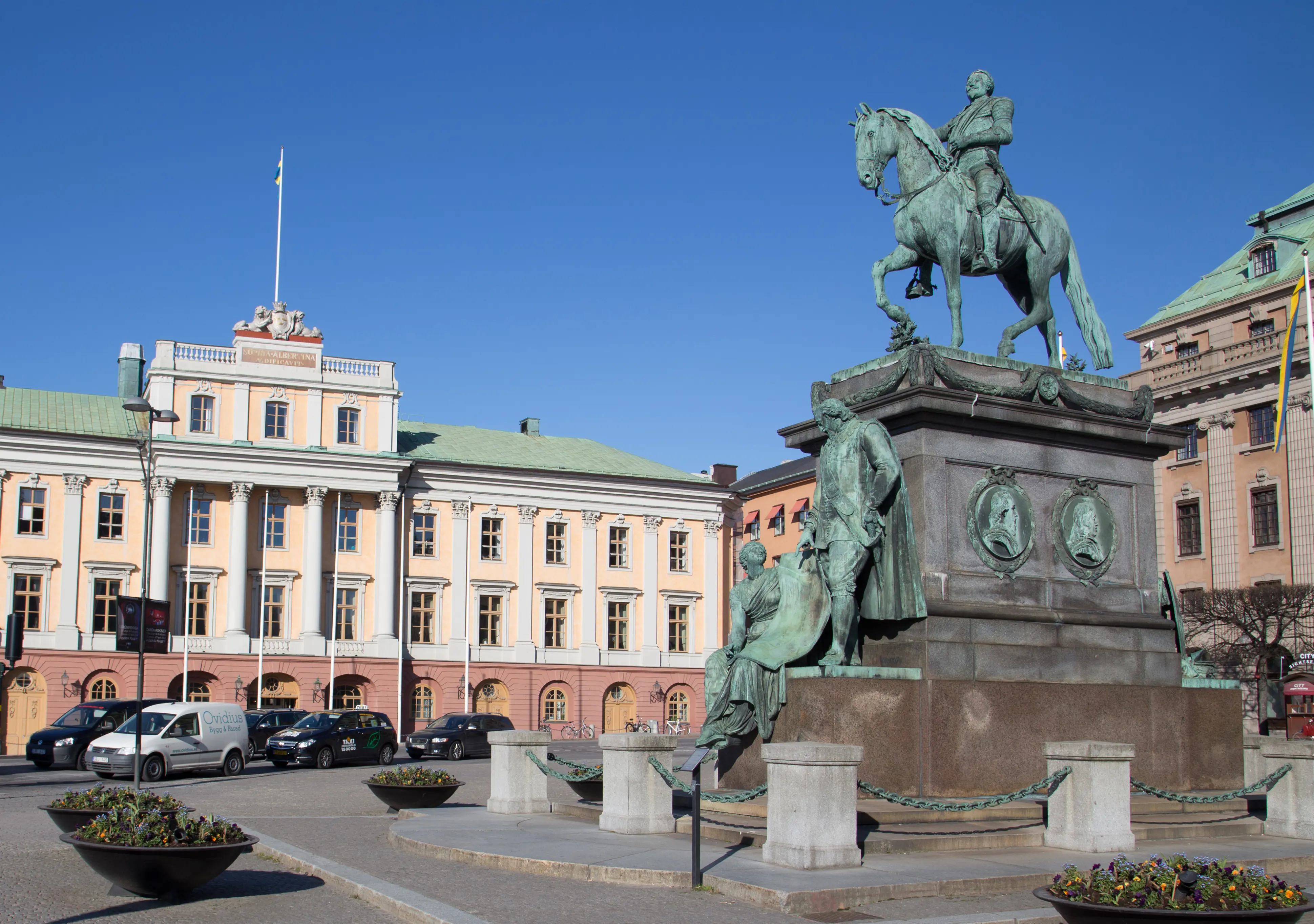 Gustav den andre Adolfs ryttarstaty på Gustav Adolfs torg. Ärgad brons-staty på en hög stensockel prydd med dekor och fler stayer av brons.