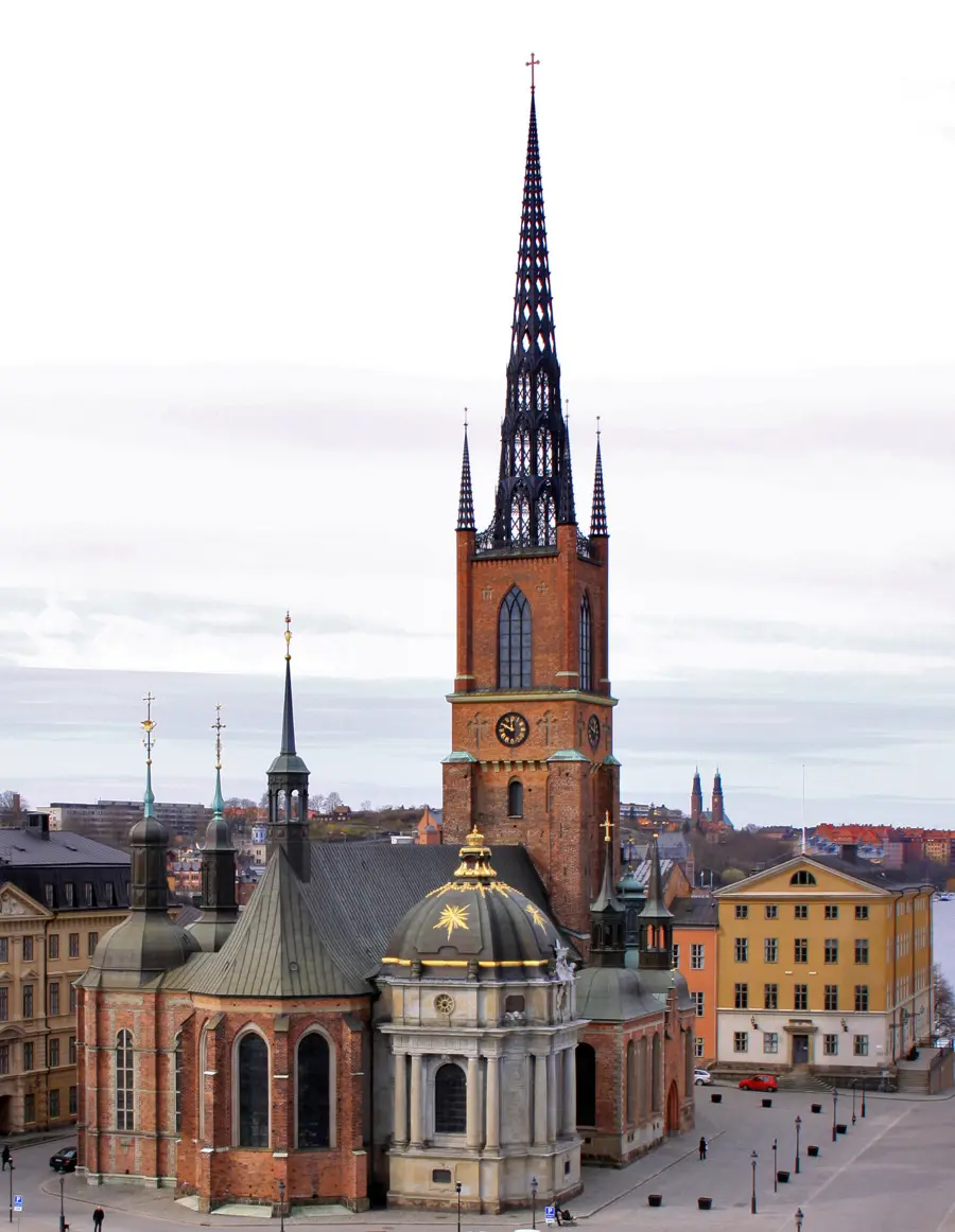 Riddarholmskyrkan sedd med Södermalm och Riddarfjärden i bakgrunden.