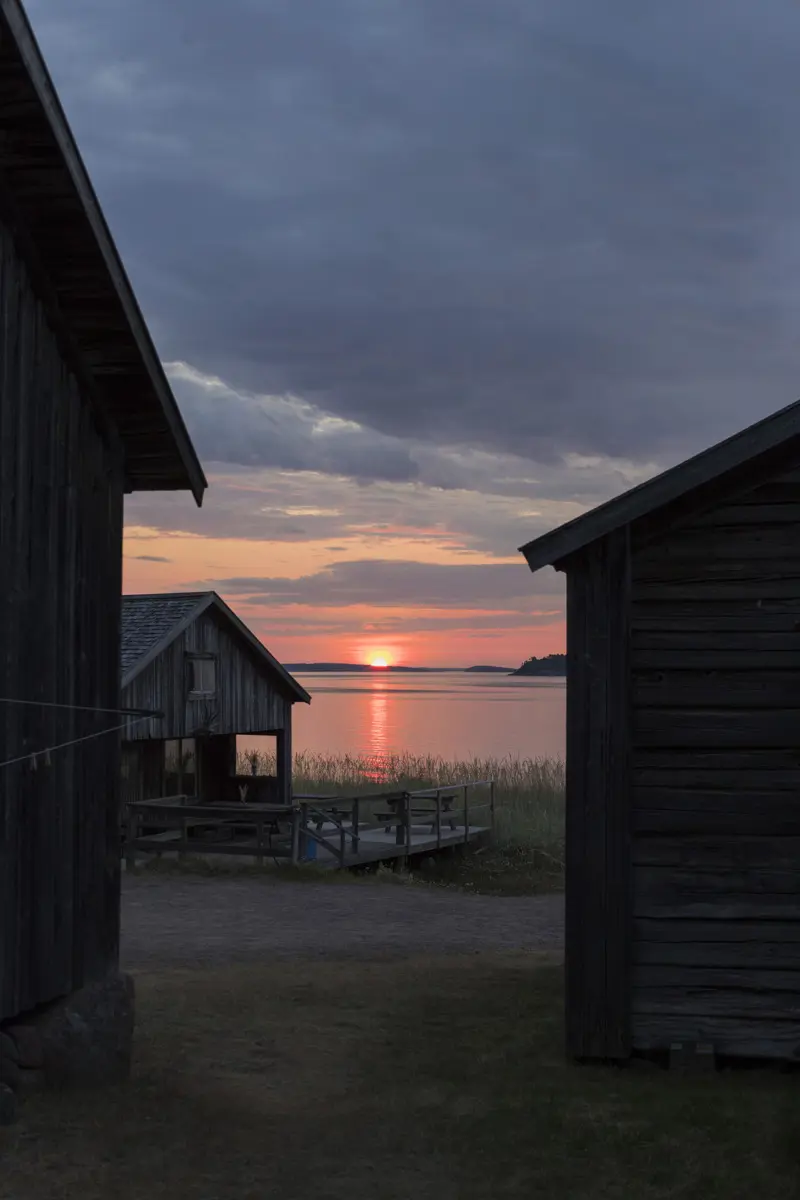 Fiskeläge i solnedgång