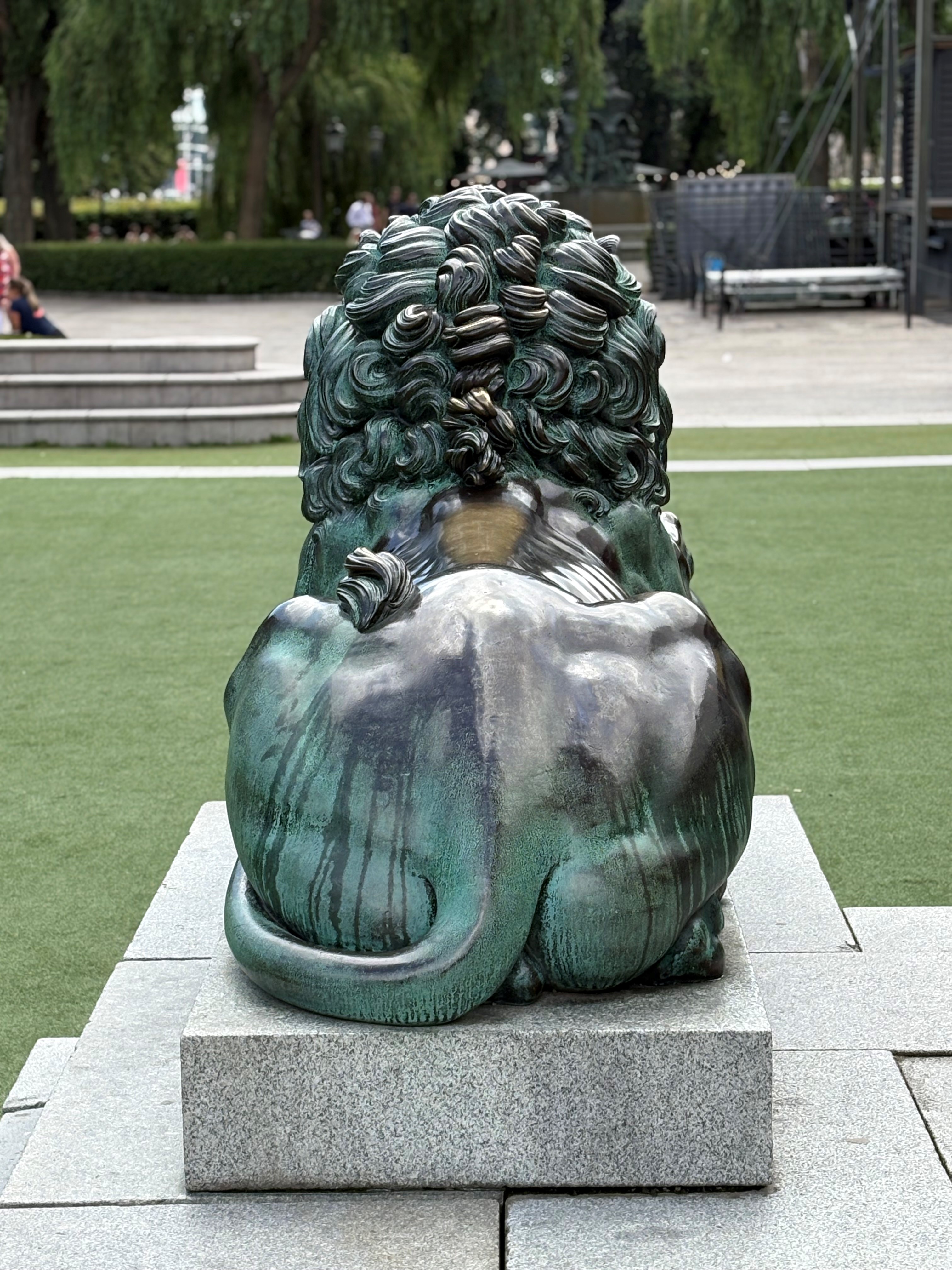 Staty i brons föreställande ett lejon bakifrån