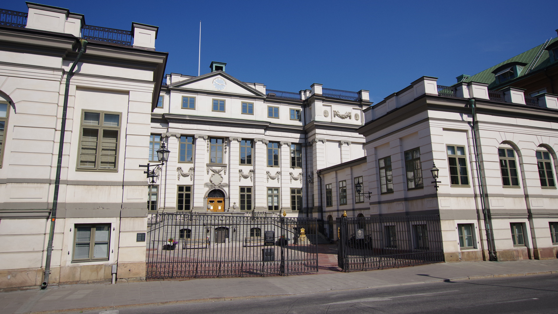 Bondeska palatset. En vit byggnad dekorerad med pilastrar och festonger. 