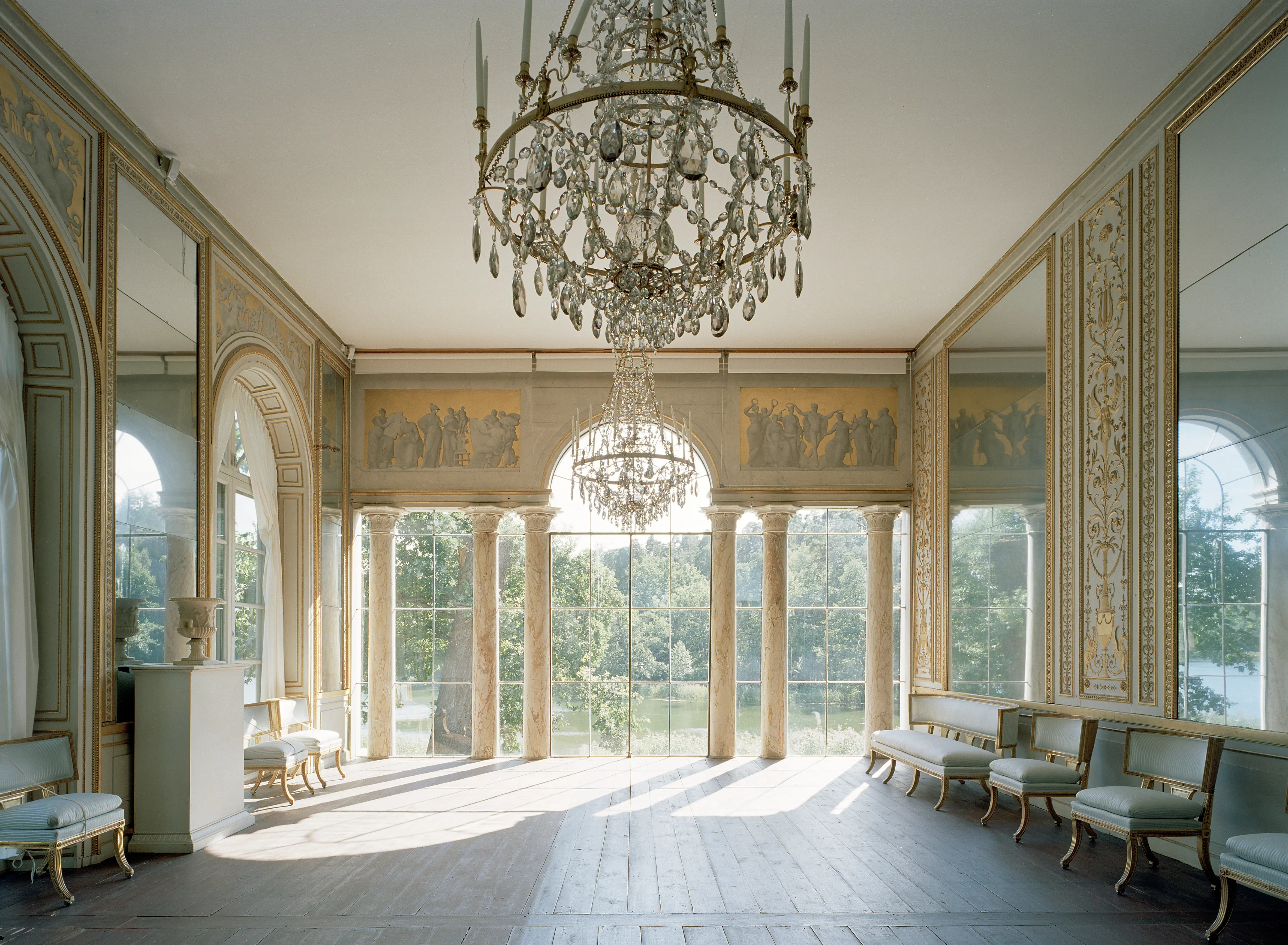 Gustav III:s paviljong i Hagaparken. Spegelsalongen med utsikt mot Brunnsviken. Inredningen är ljus och enkel, med dekorativa förgyllningar.