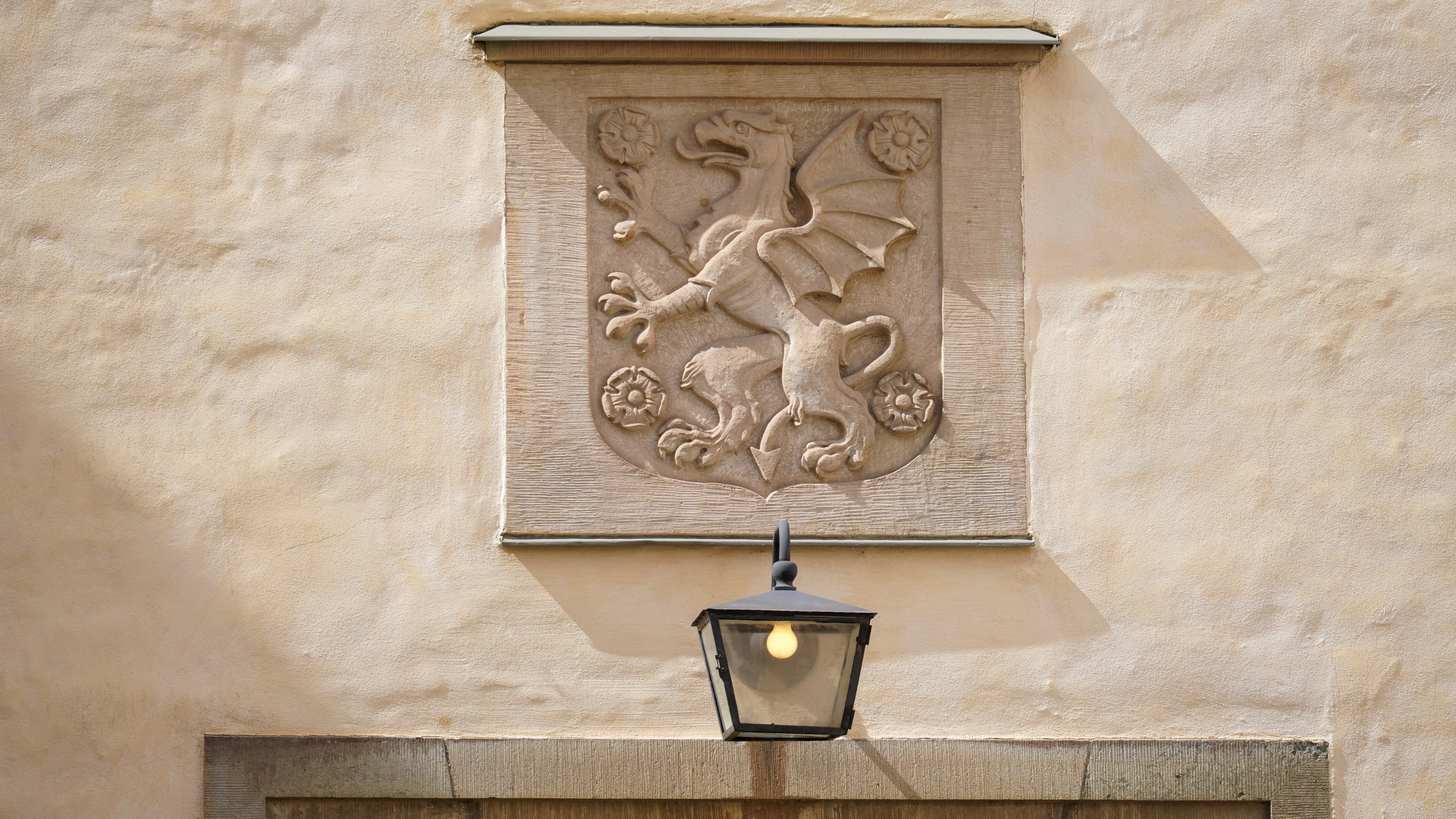 Linköpings slott, detalj. Sten-relief föreställande en grip med fladdermus-vingar ovanför en port.