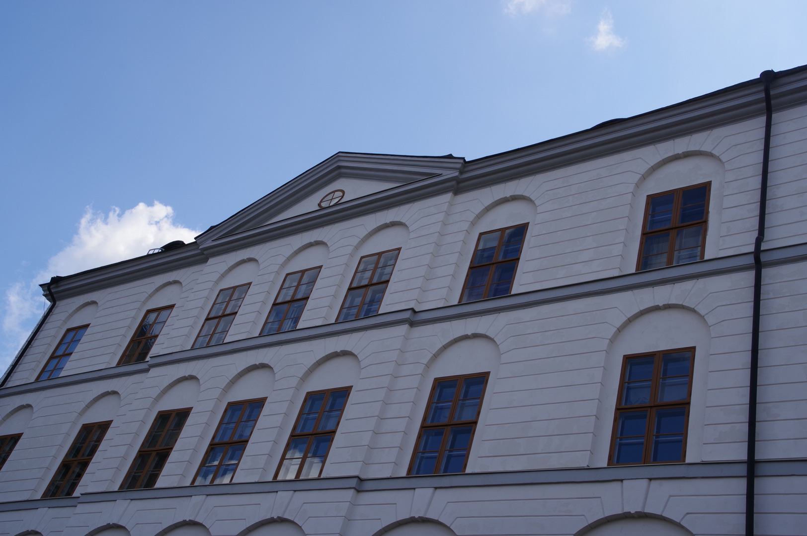 Rosenhaneska huset. Ut mot vattnet har huset en kritvit fasad i enkel klassicistisk stil.