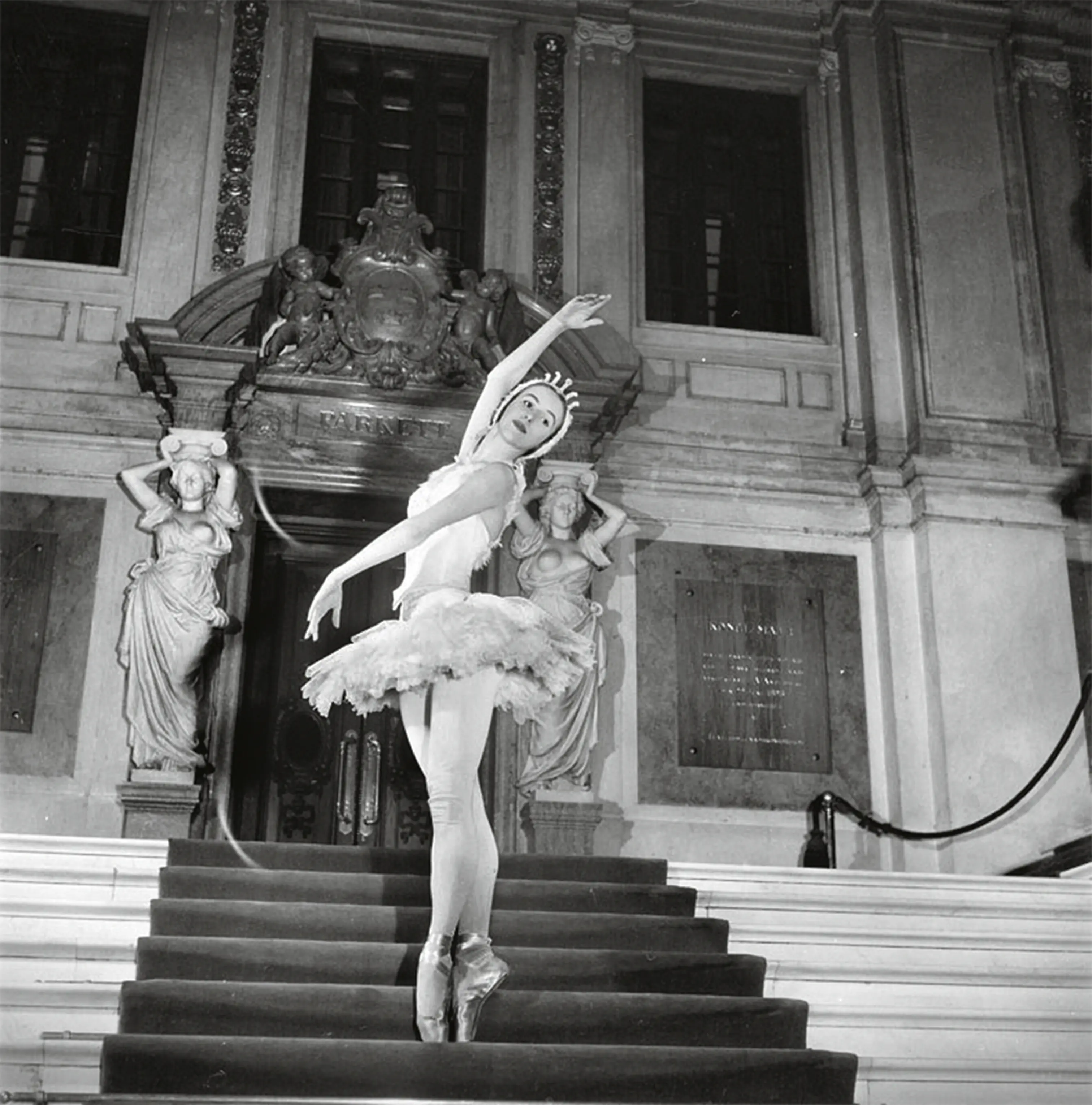 Premiärdansösen Mariane Orlando på tå i trappan upp mot Operan där hon i mars 1953 dansade den vita svanen i fyra föreställningar av Svansjön.