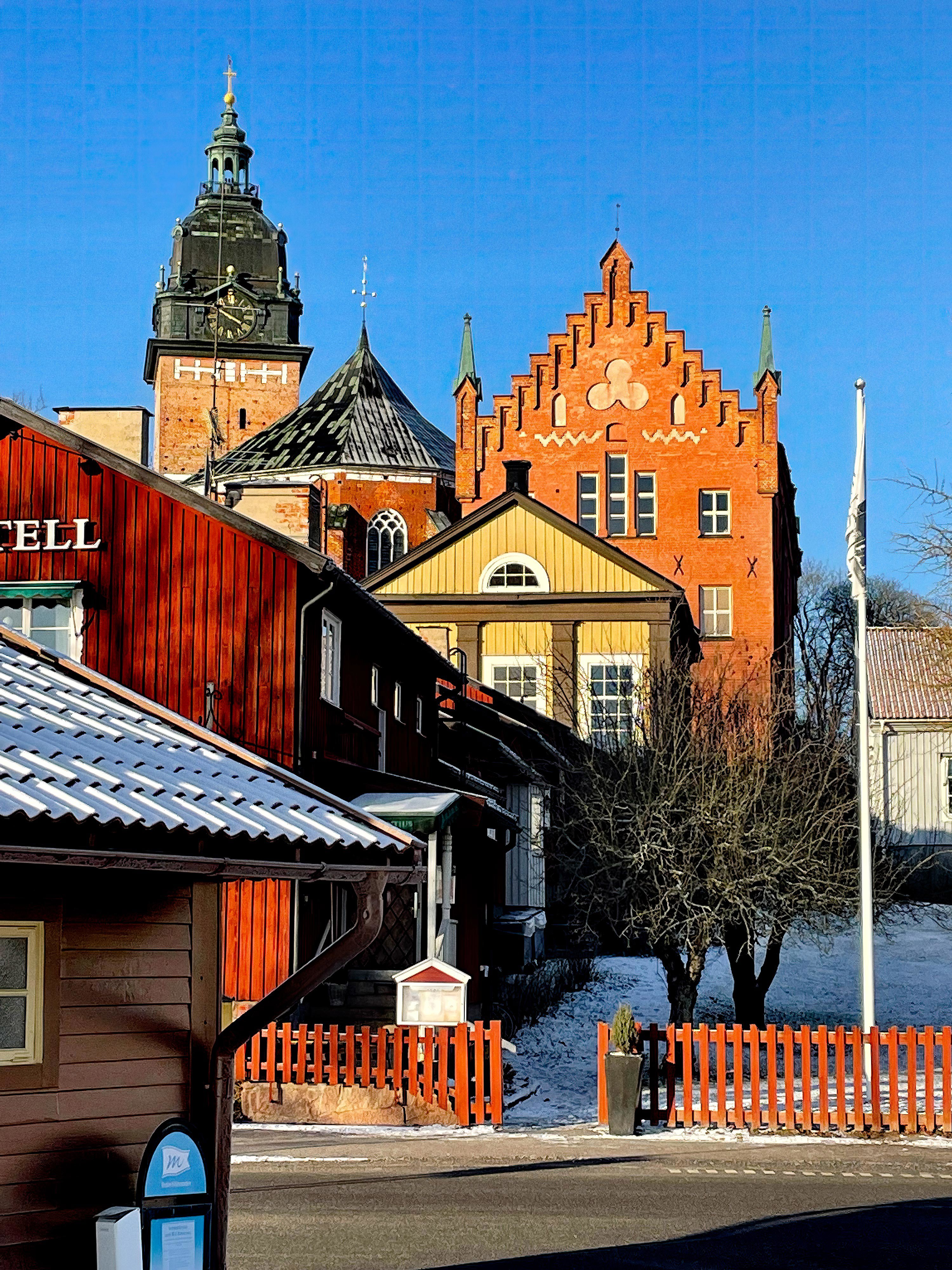 Vy över Roggeborgen m.fl. fastigheter i Strängnäs.