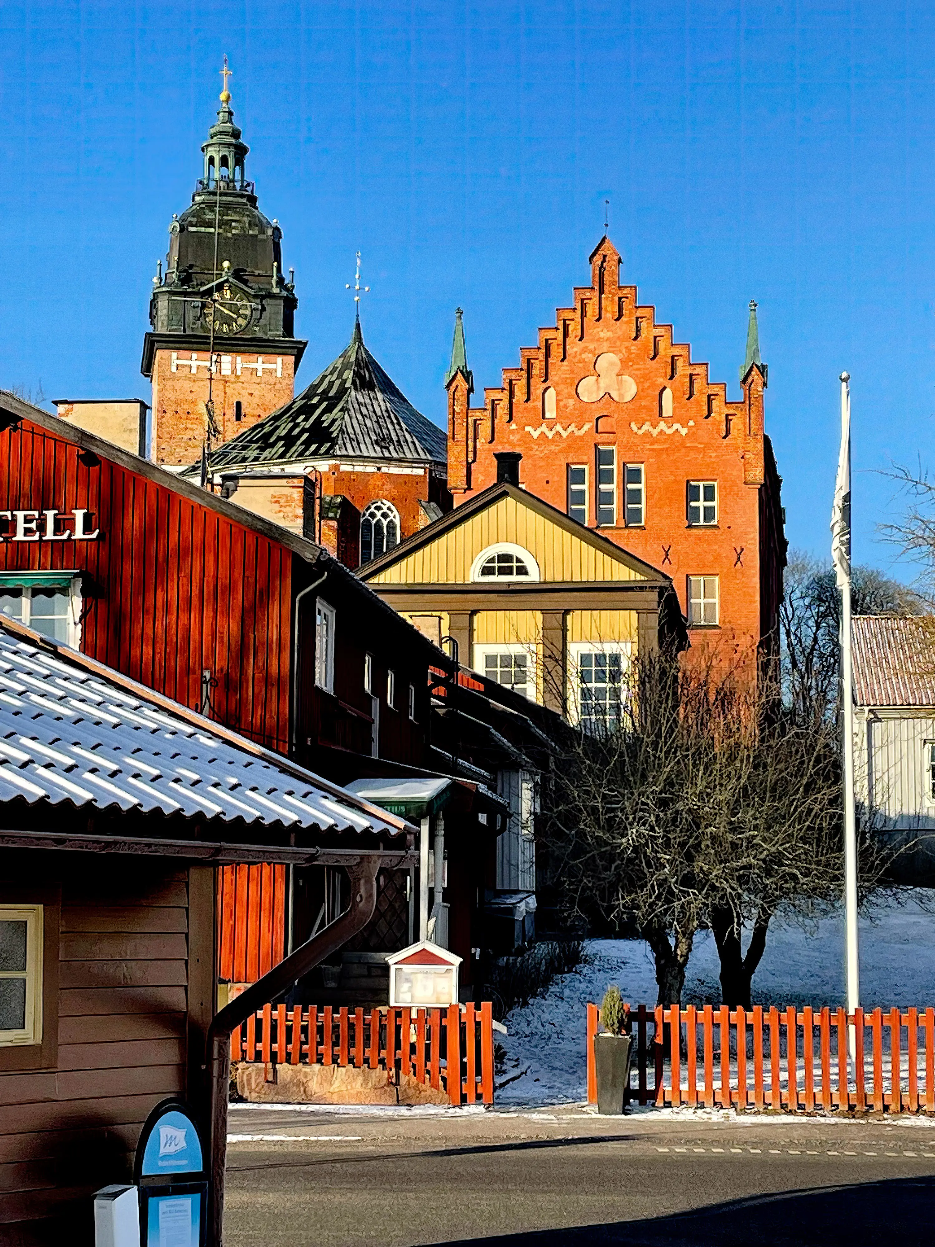 Vy över Roggeborgen m.fl. fastigheter i Strängnäs.