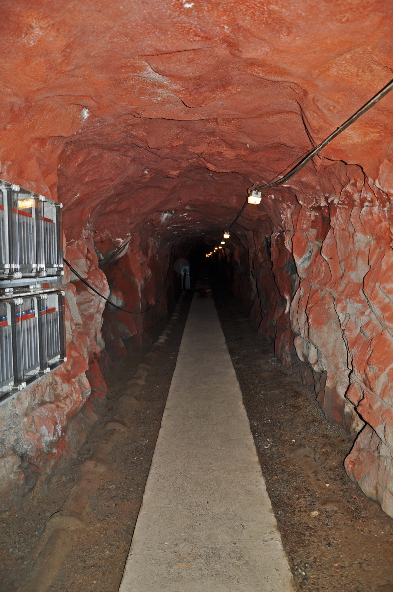 Tunnel i ett rödfärgat bergrum