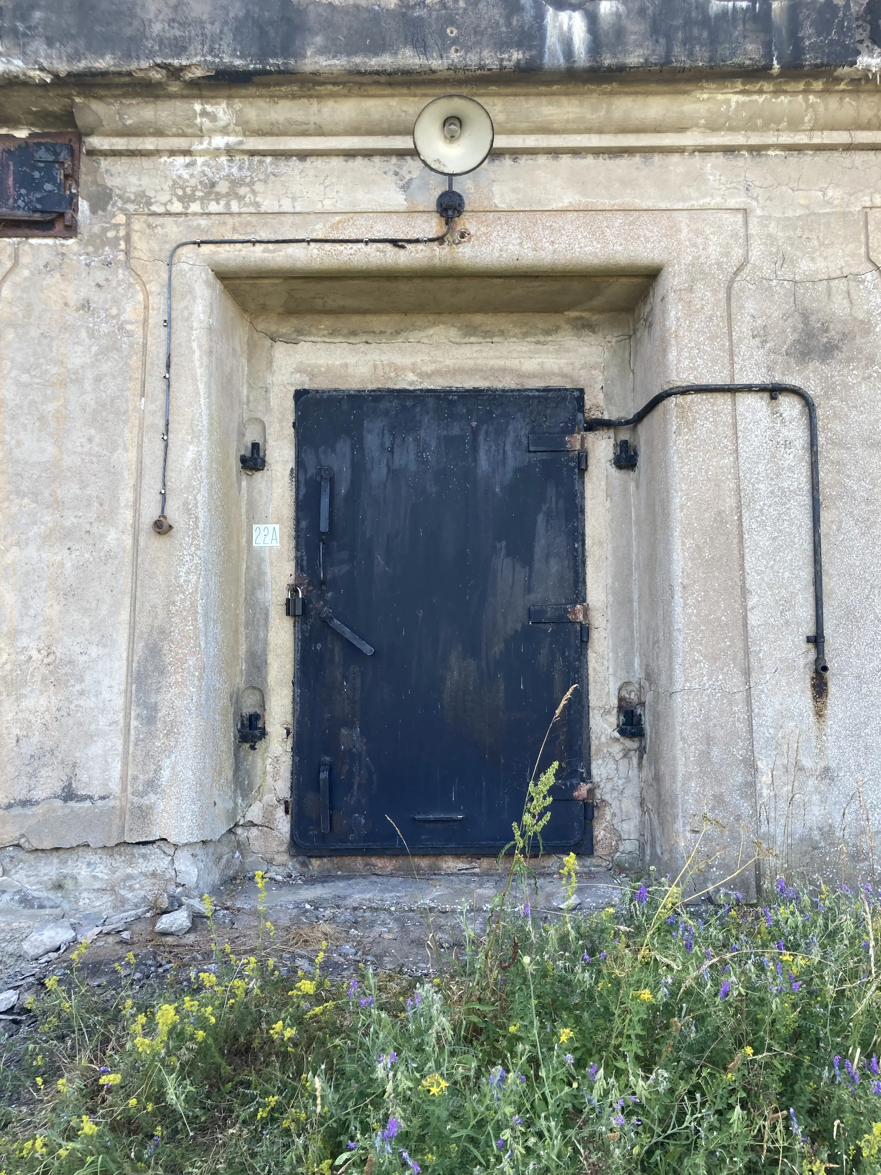 En tung port in till fästningen med lampa ovanför