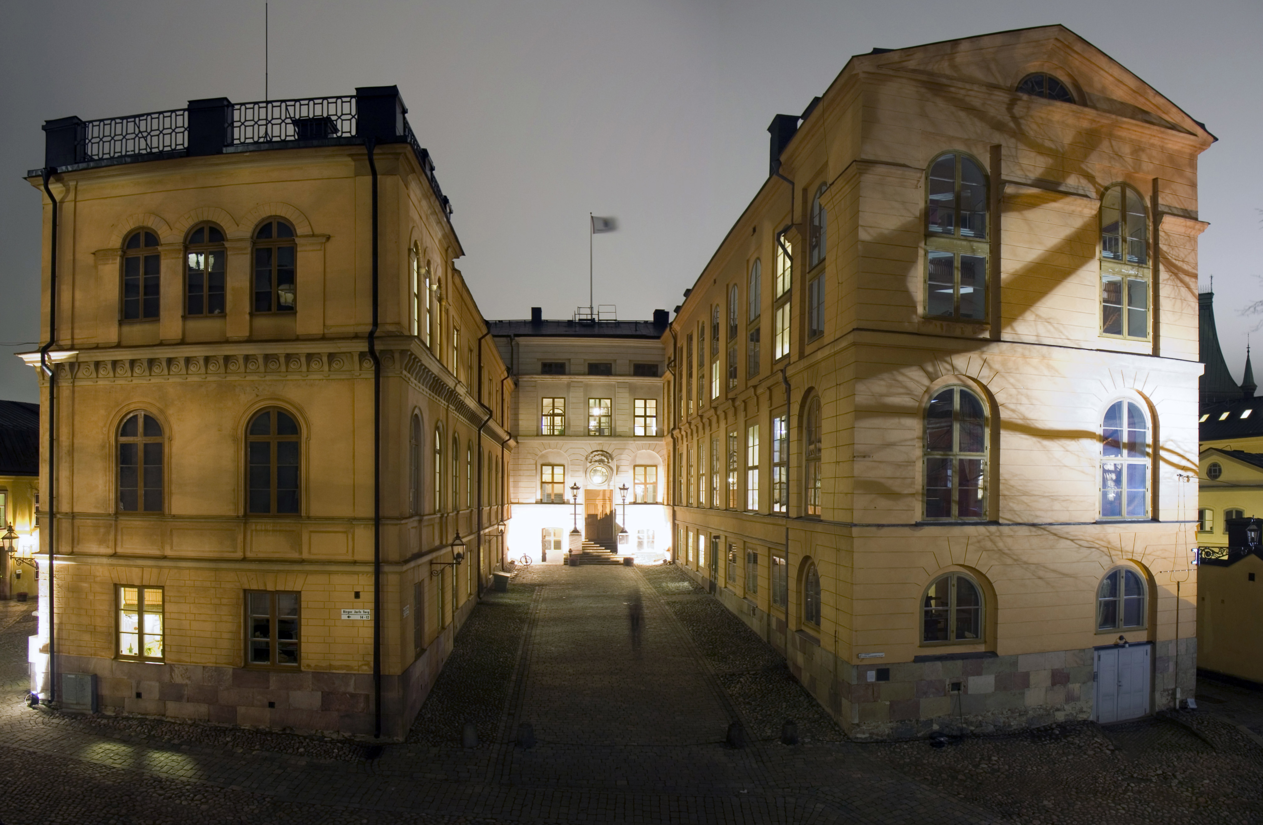 Rosenhaneska palatset och flyglarna i kvälls-ljus.