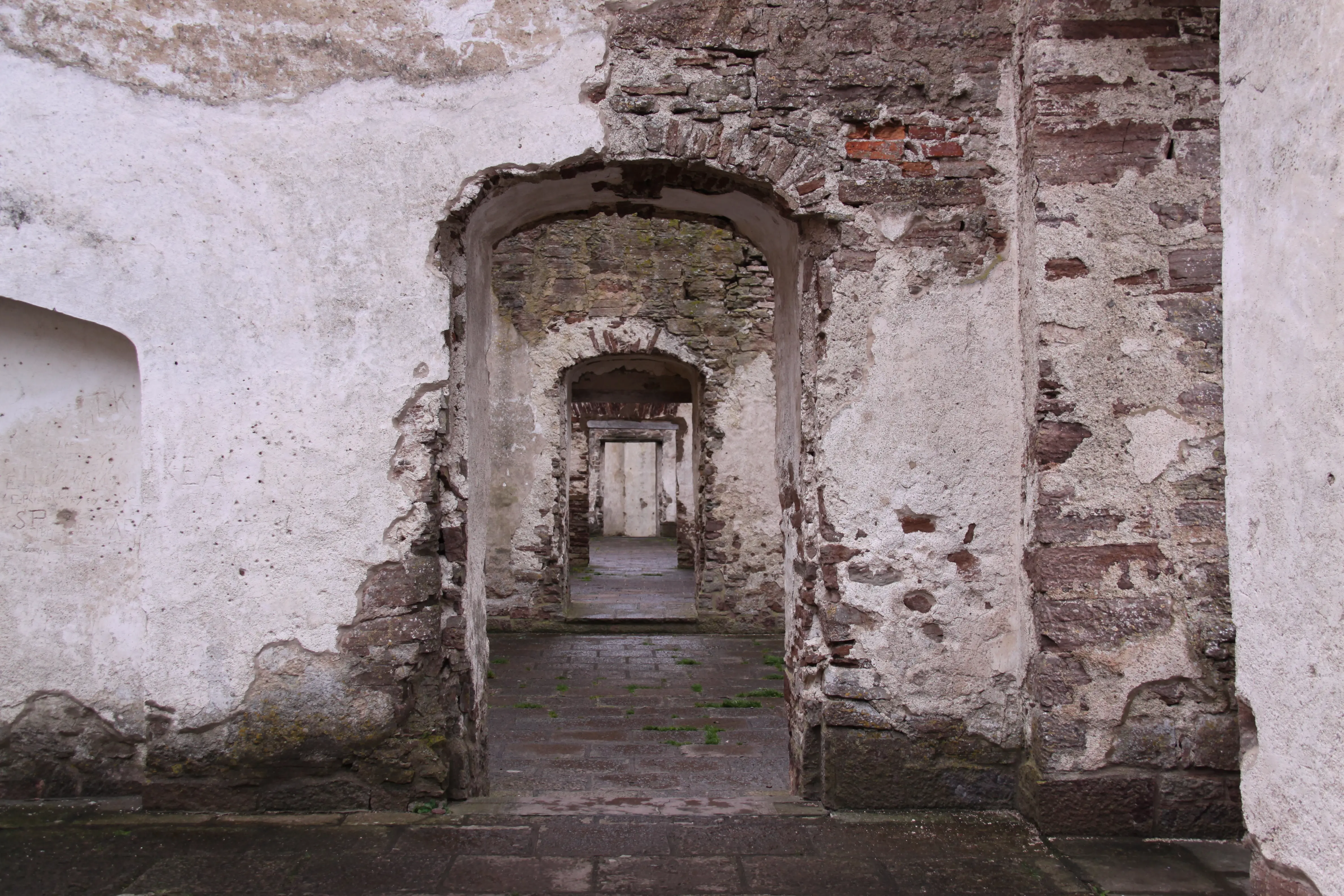 Perspektiv genom en rad dörr-öppningar i Borgholms slotts-ruin.