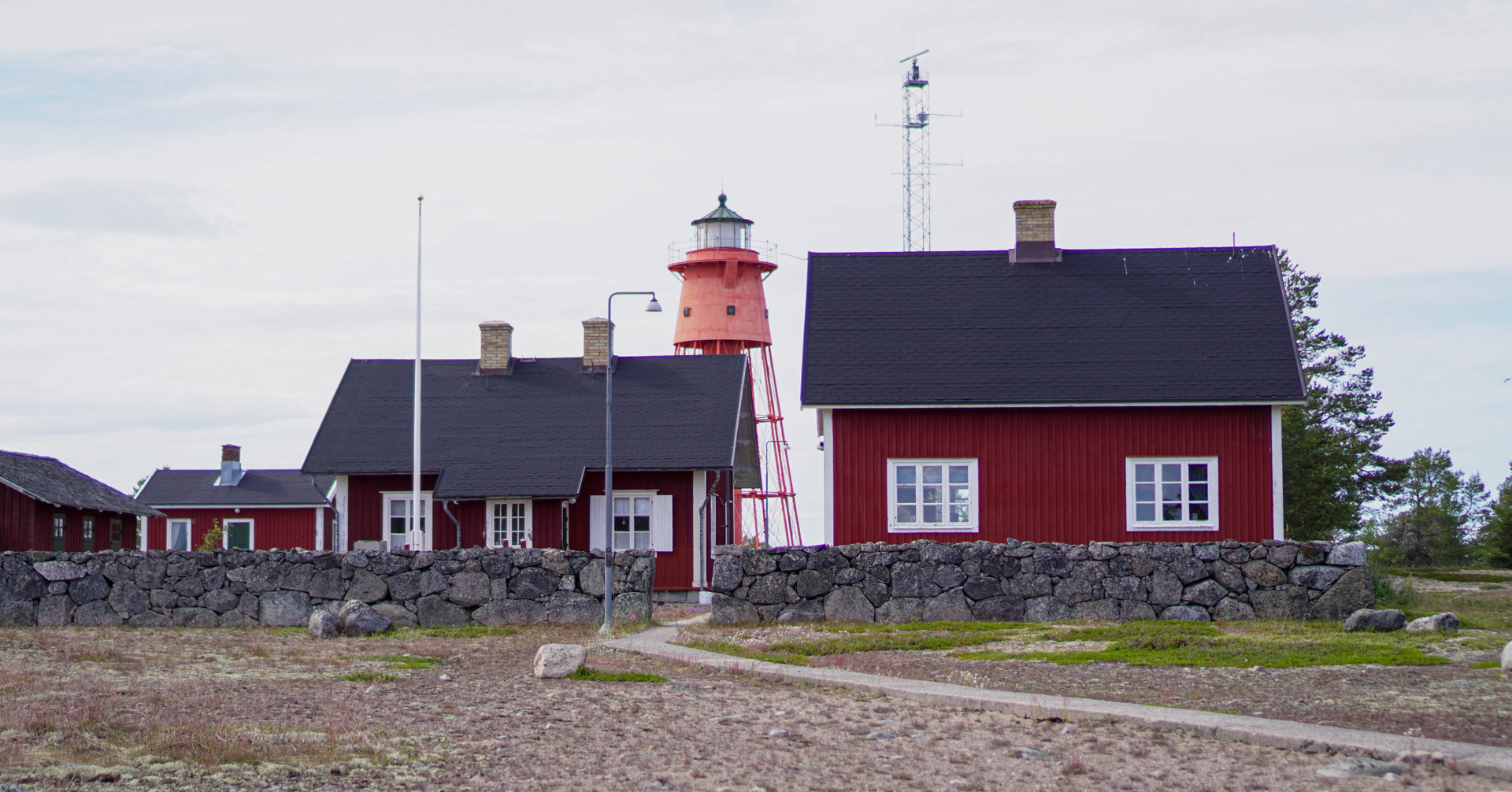 Stugor på Rödkallen med Heidenstamfyren i bakgrunden.
