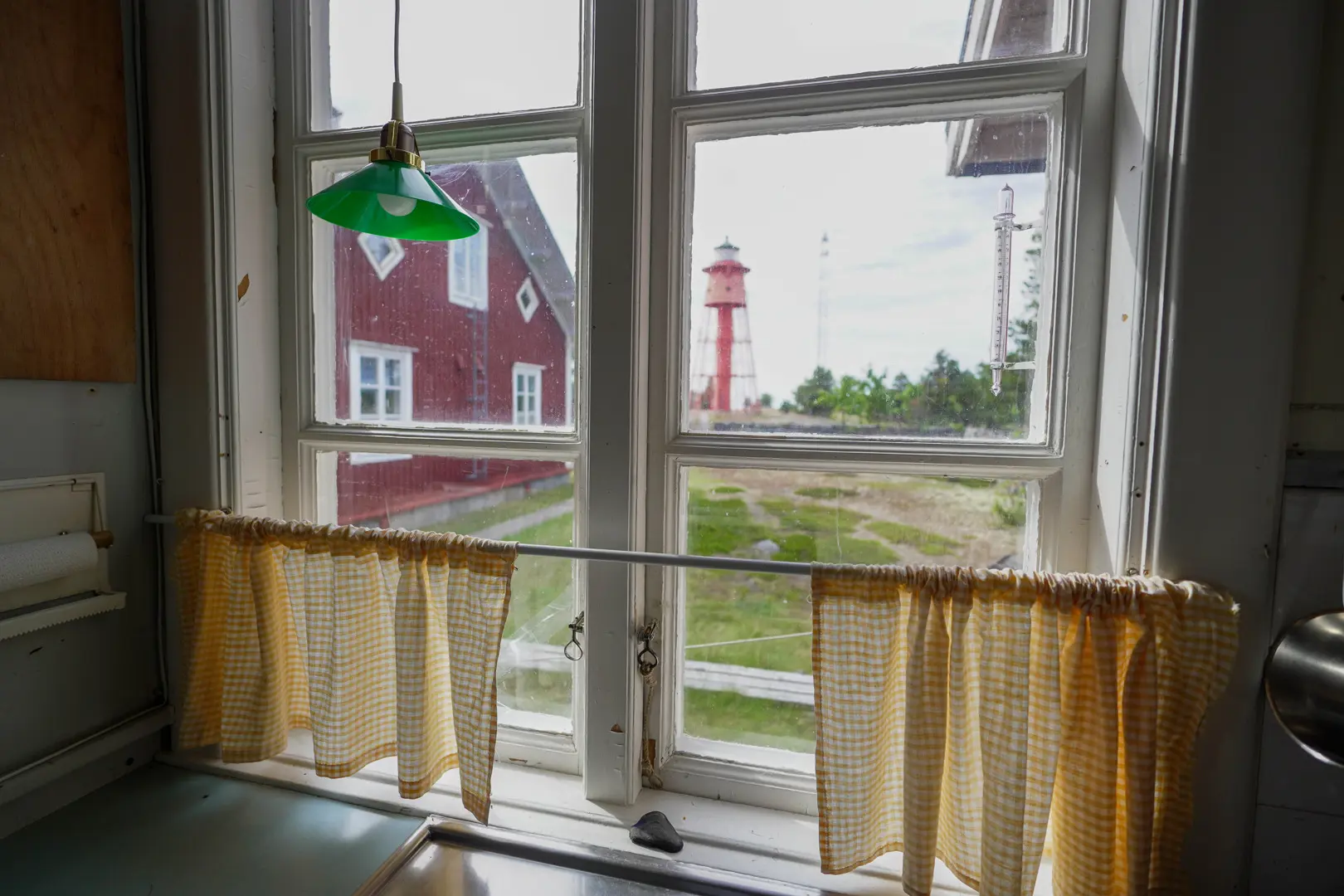 Rödkallen och fyren sedda inifrån ett kök.