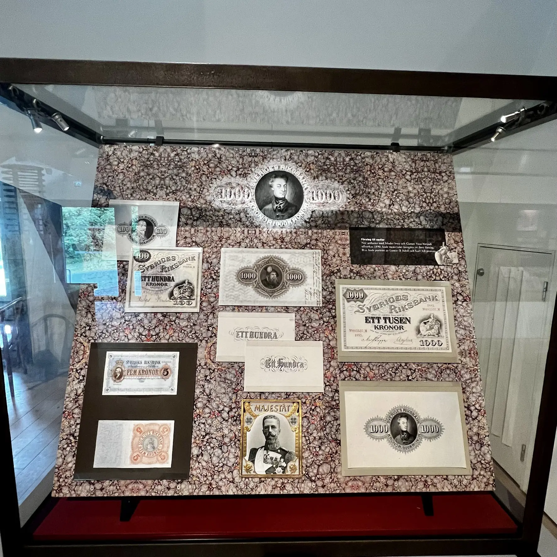 Tumba bruksmuseum. Monter med exempel på sedeltryck.