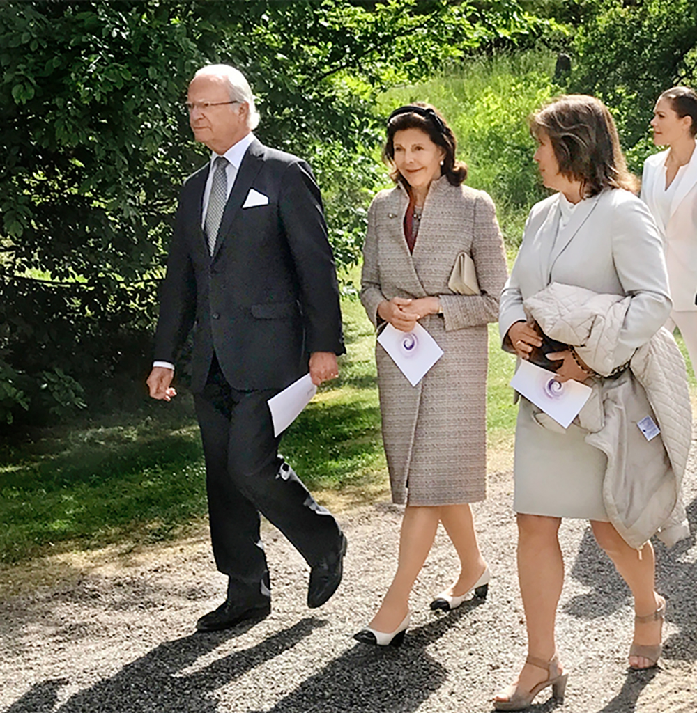 Ingrid Eiken med kungaparet vid invigningen av minnesvården för tsunamins offer på Djurgården.