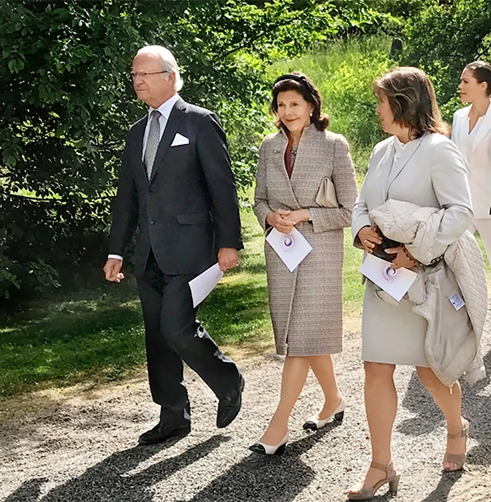 Ingrid Eiken med kungaparet vid invigningen av minnesvården för tsunamins offer på Djurgården.