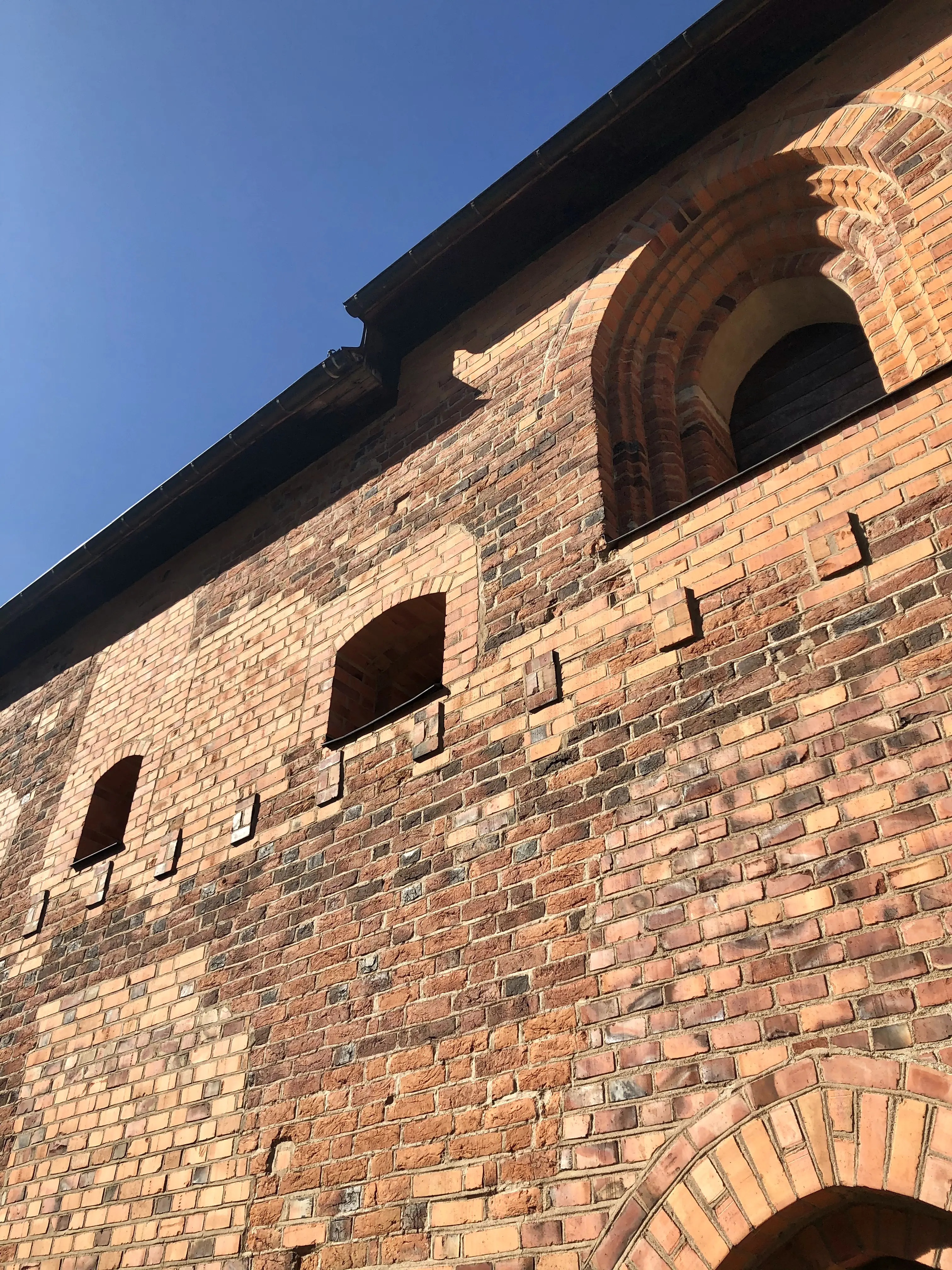 Nunneklostret, Vadstena. Tegelfasaden på norra längan. Kring restaurerade fönsteröppningar är teglet ljusare och jämnare.