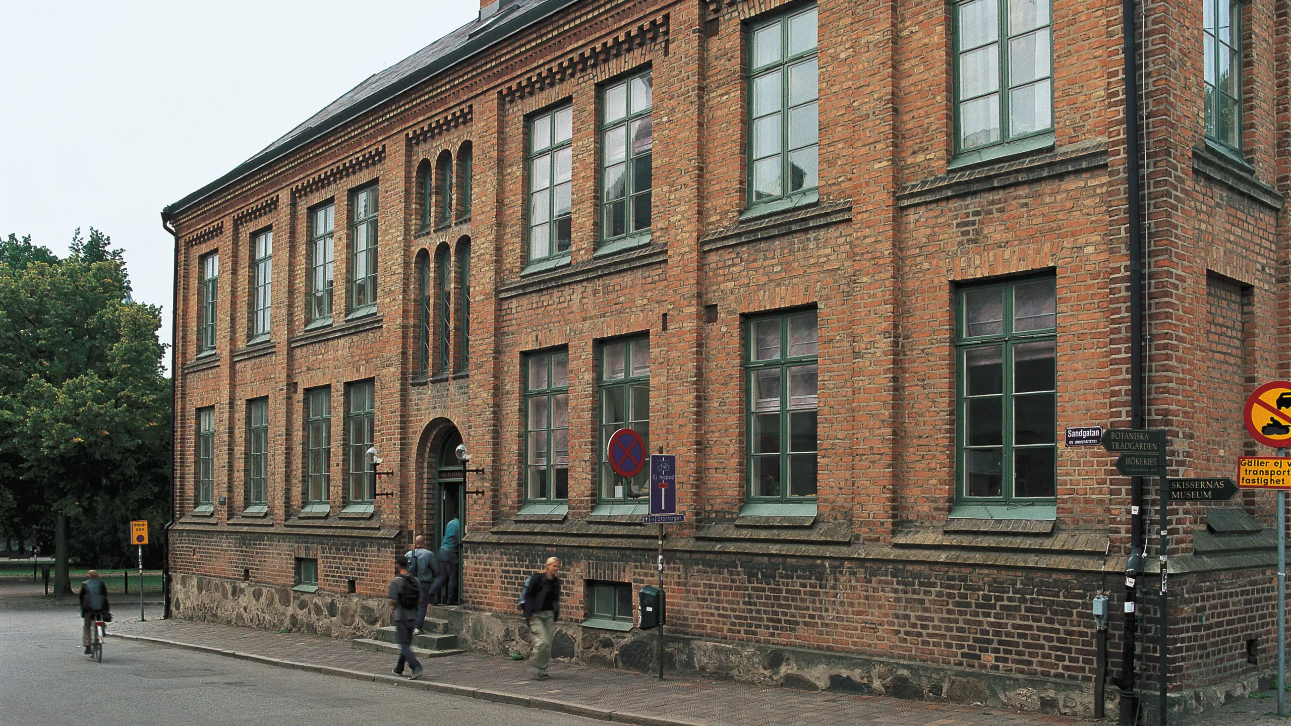 Archeologicums fasad mot gatan. En tegelbyggnad med gröna fönsterbågar.