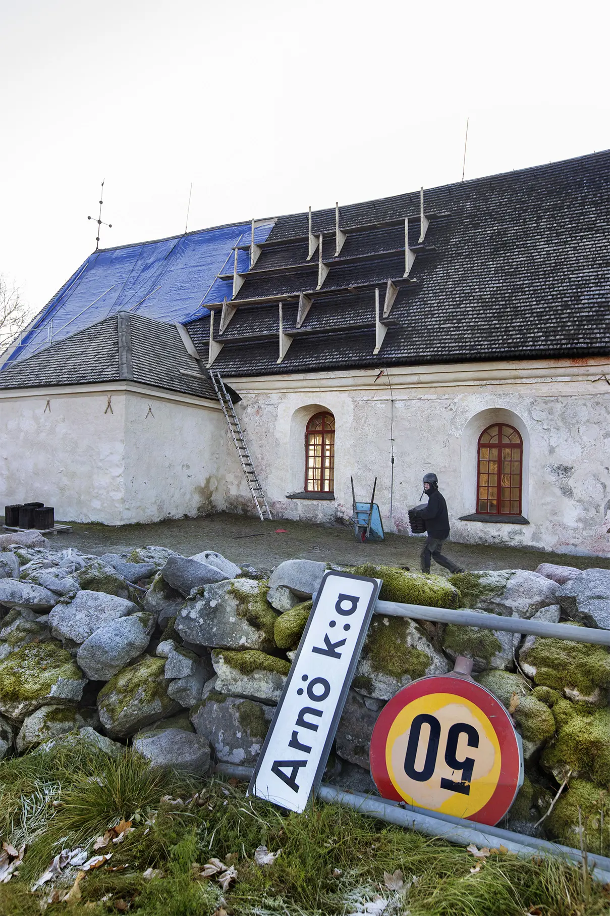 Arnö kyrkas tak renoveras